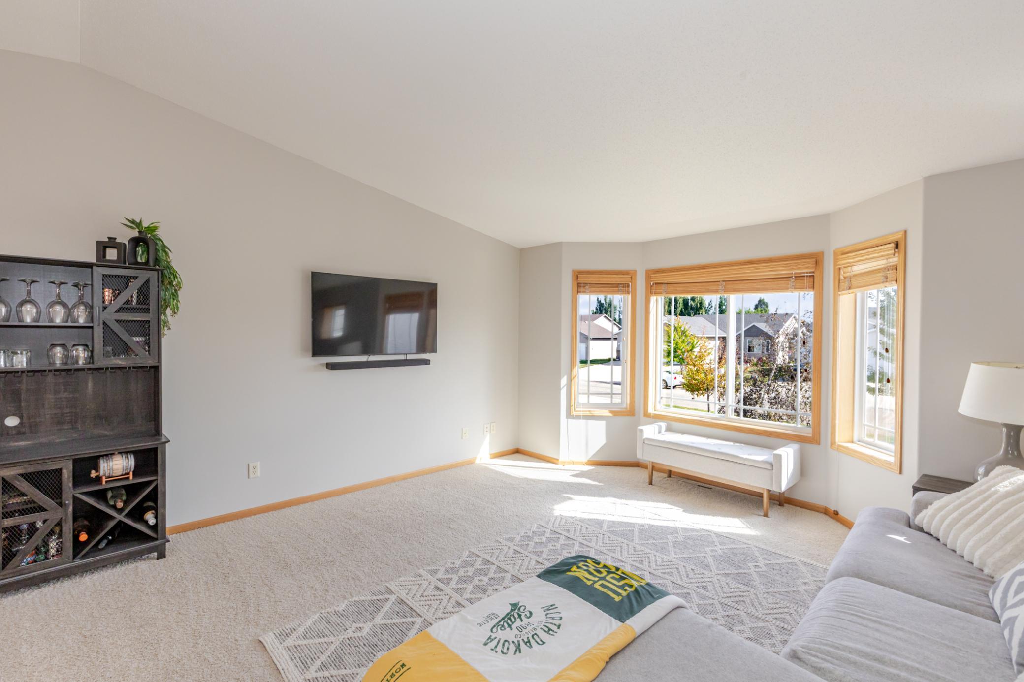 2005 single family home for sale at 802 18th Avenue W in West Fargo, ND — 4 bed, 2 bath (photo 10 of 48)