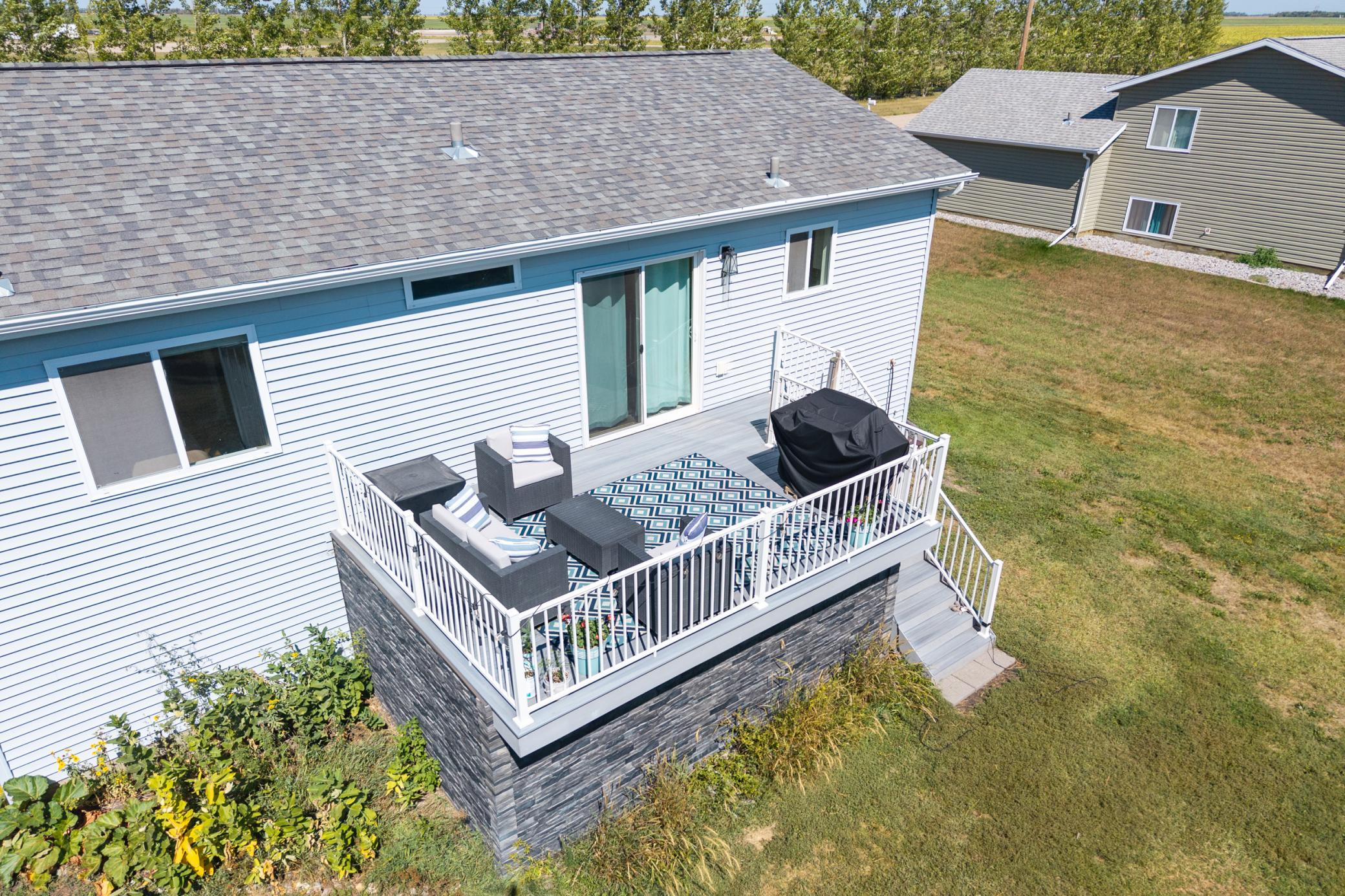 2017 single family home for sale at 252 4th Street in Gardner, ND — 4 bed, 3 bath (photo 2 of 39)