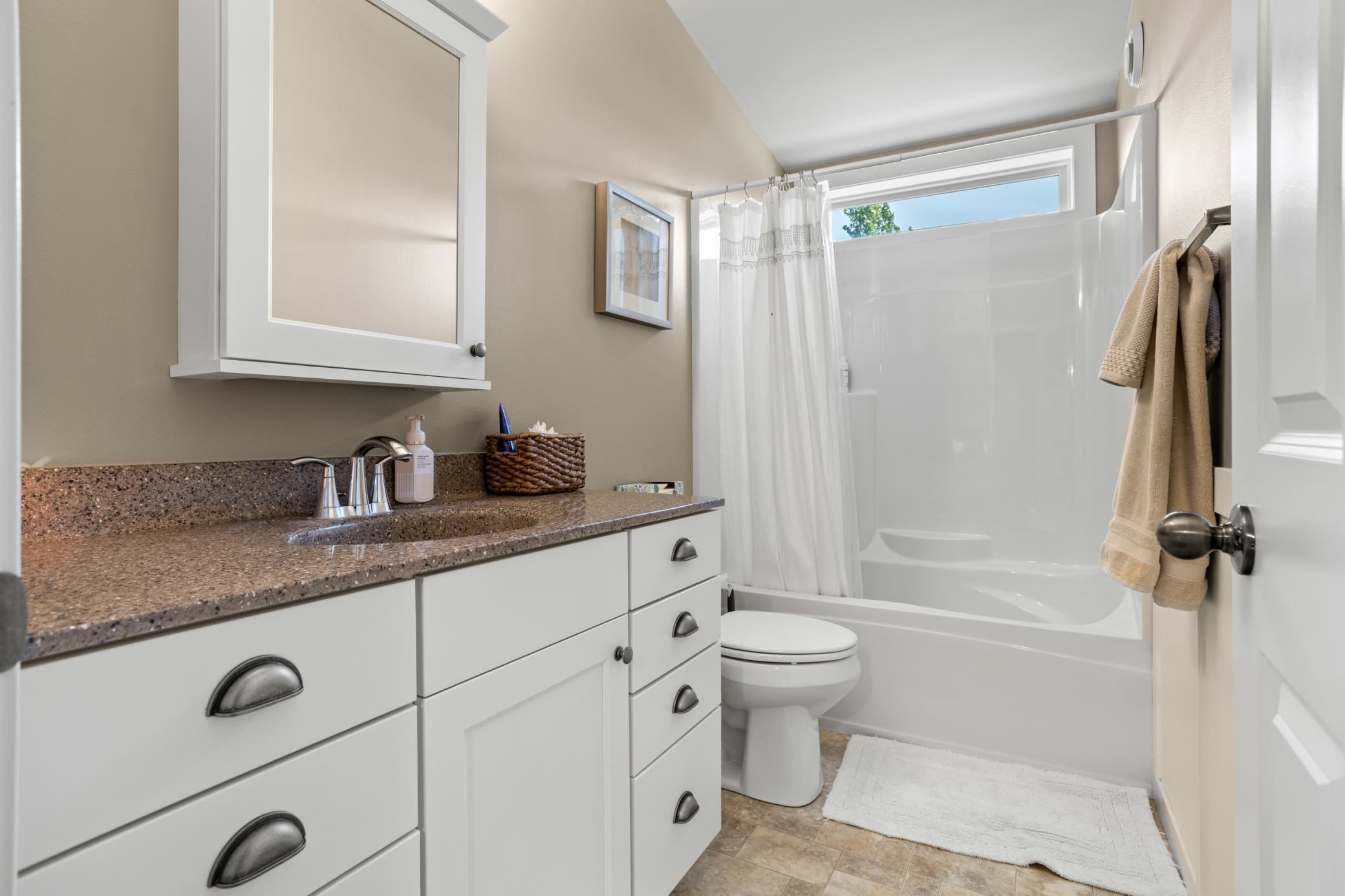 2017 single family home for sale at 252 4th Street in Gardner, ND — 4 bed, 3 bath (photo 16 of 39)