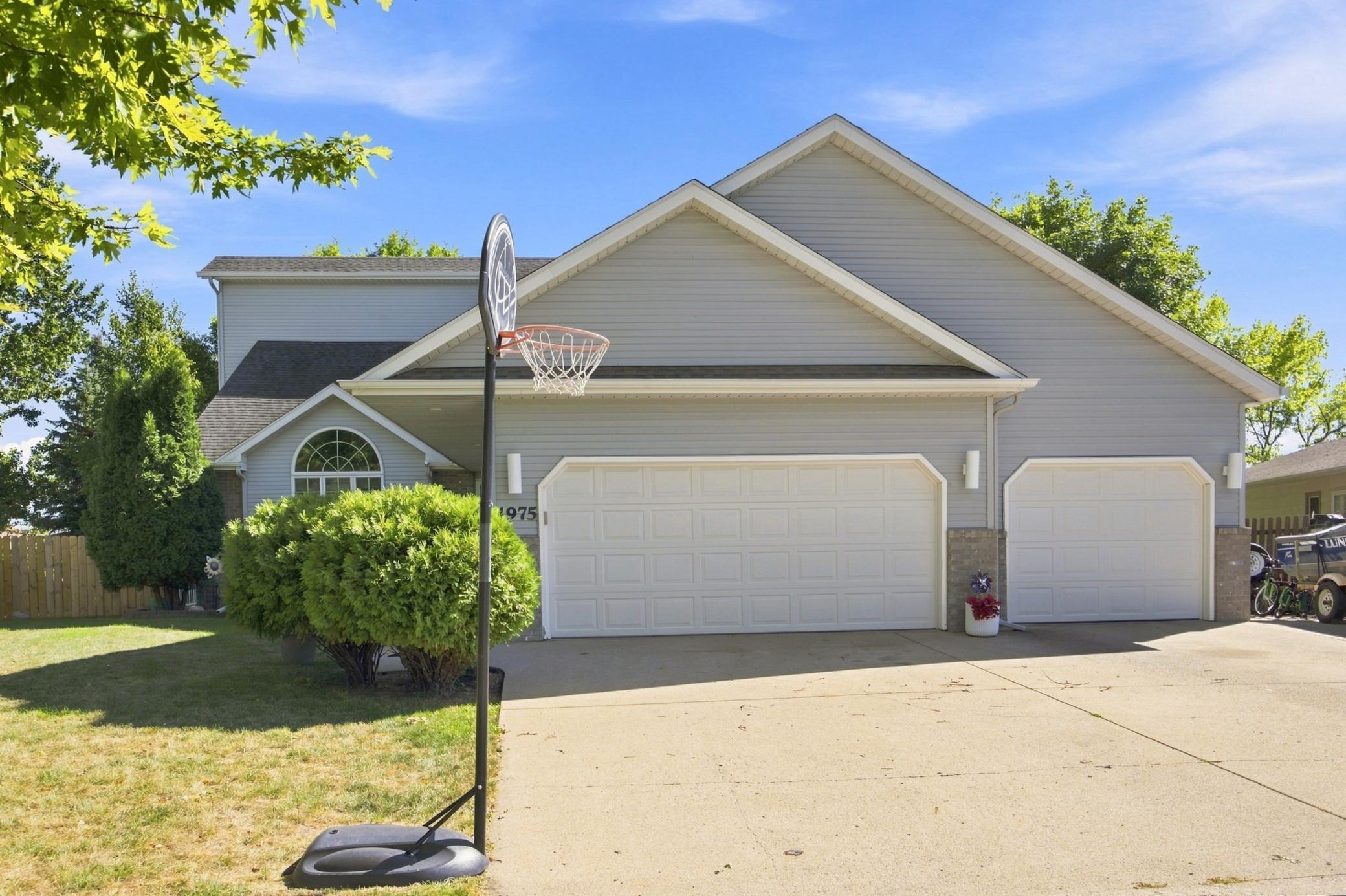 1990 single family home for sale at 1975 29th Street Circle S in Moorhead, MN — 4 bed, 4 bath (photo 2 of 55)