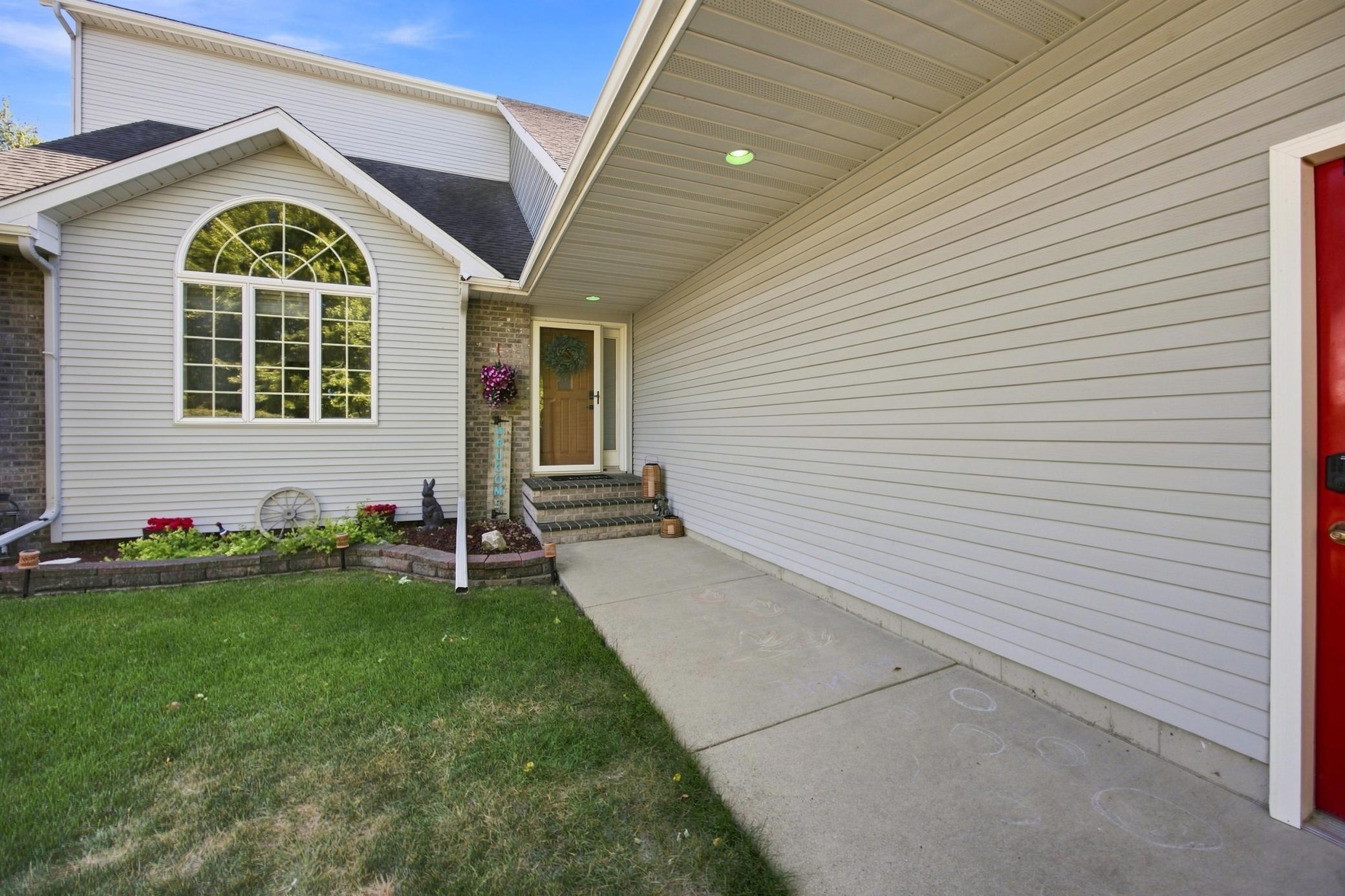 1990 single family home for sale at 1975 29th Street Circle S in Moorhead, MN — 4 bed, 4 bath (photo 3 of 55)