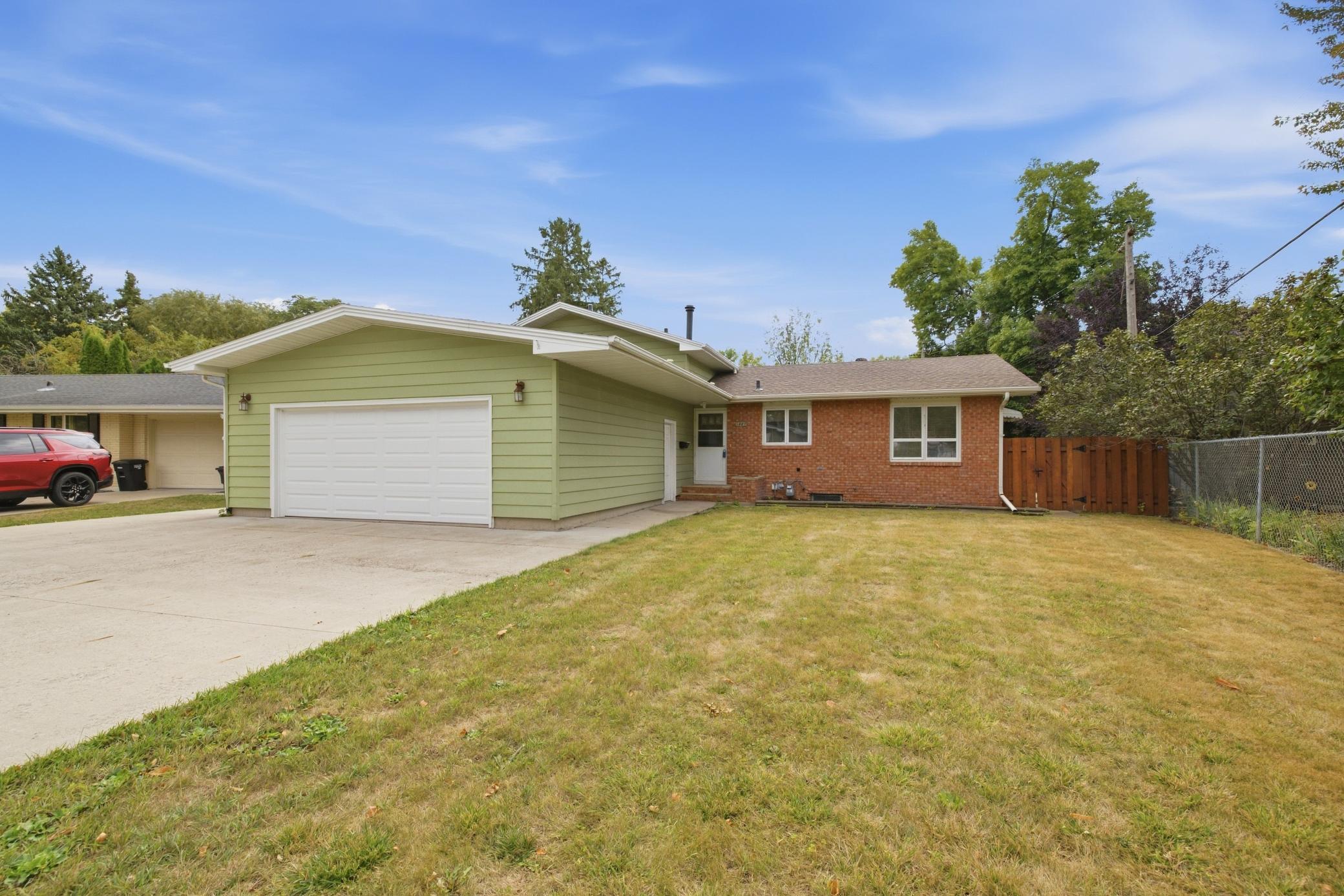 1965 single family home for sale at 2807 Edgewood Drive N in Fargo, ND — 5 bed, 2 bath