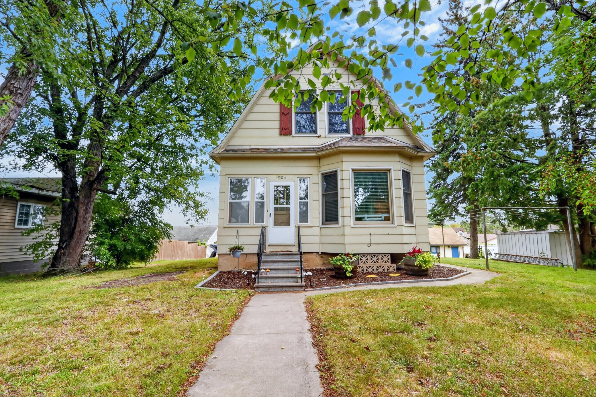 1905 single family home for sale at 204 Dudley Avenue in Coleraine, MN — 2 bed, 2 bath (photo 35 of 44)