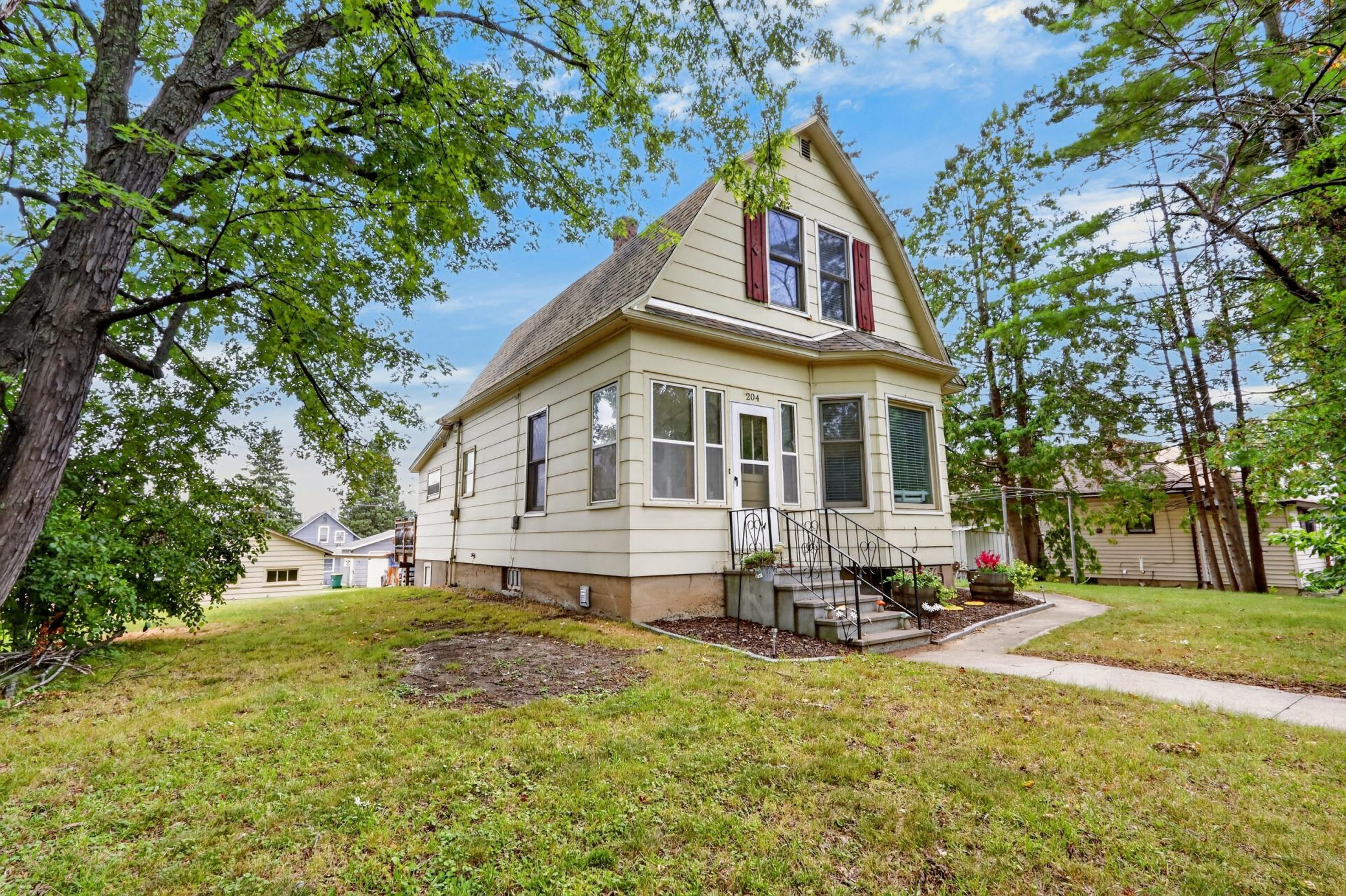 1905 single family home for sale at 204 Dudley Avenue in Coleraine, MN — 2 bed, 2 bath (photo 36 of 44)