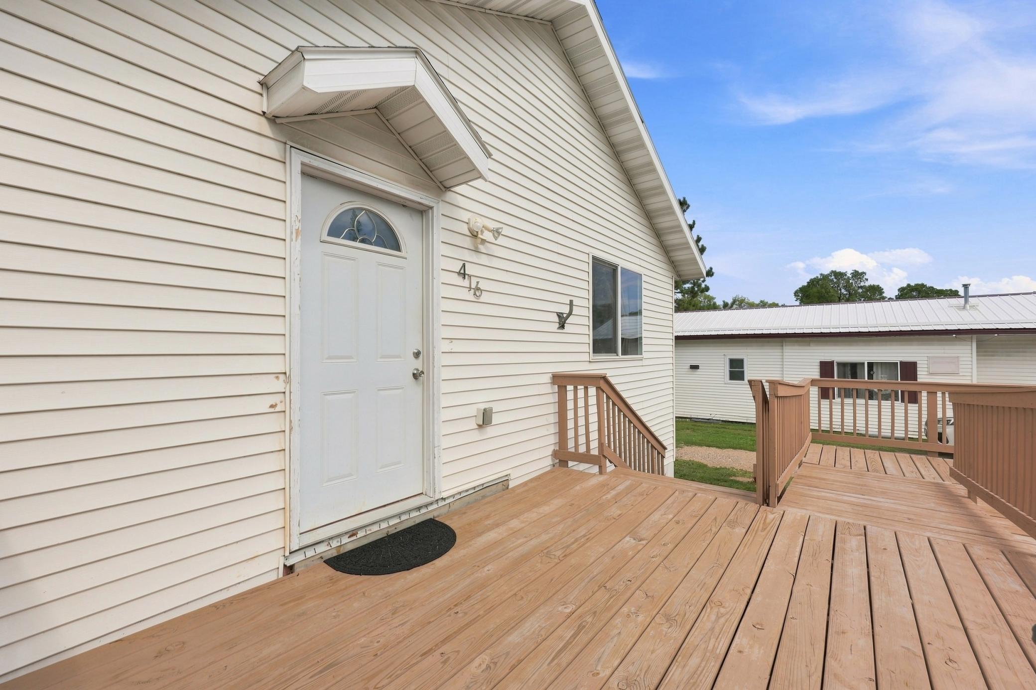2004 single family home for sale at 416 Central Street W in Detroit Lakes, MN — 4 bed, 2 bath (photo 2 of 27)