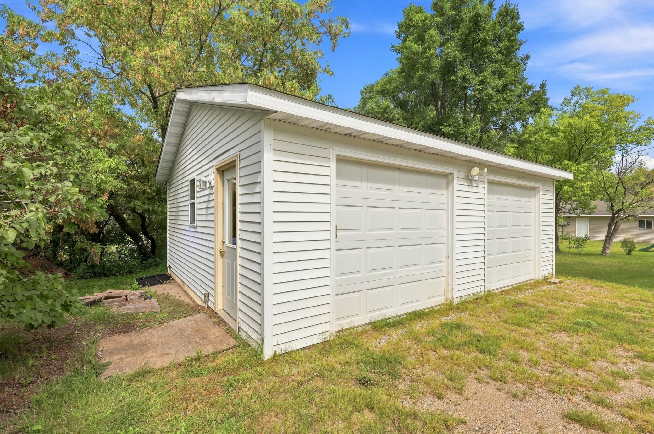 2004 single family home for sale at 416 Central Street W in Detroit Lakes, MN — 4 bed, 2 bath (photo 23 of 27)