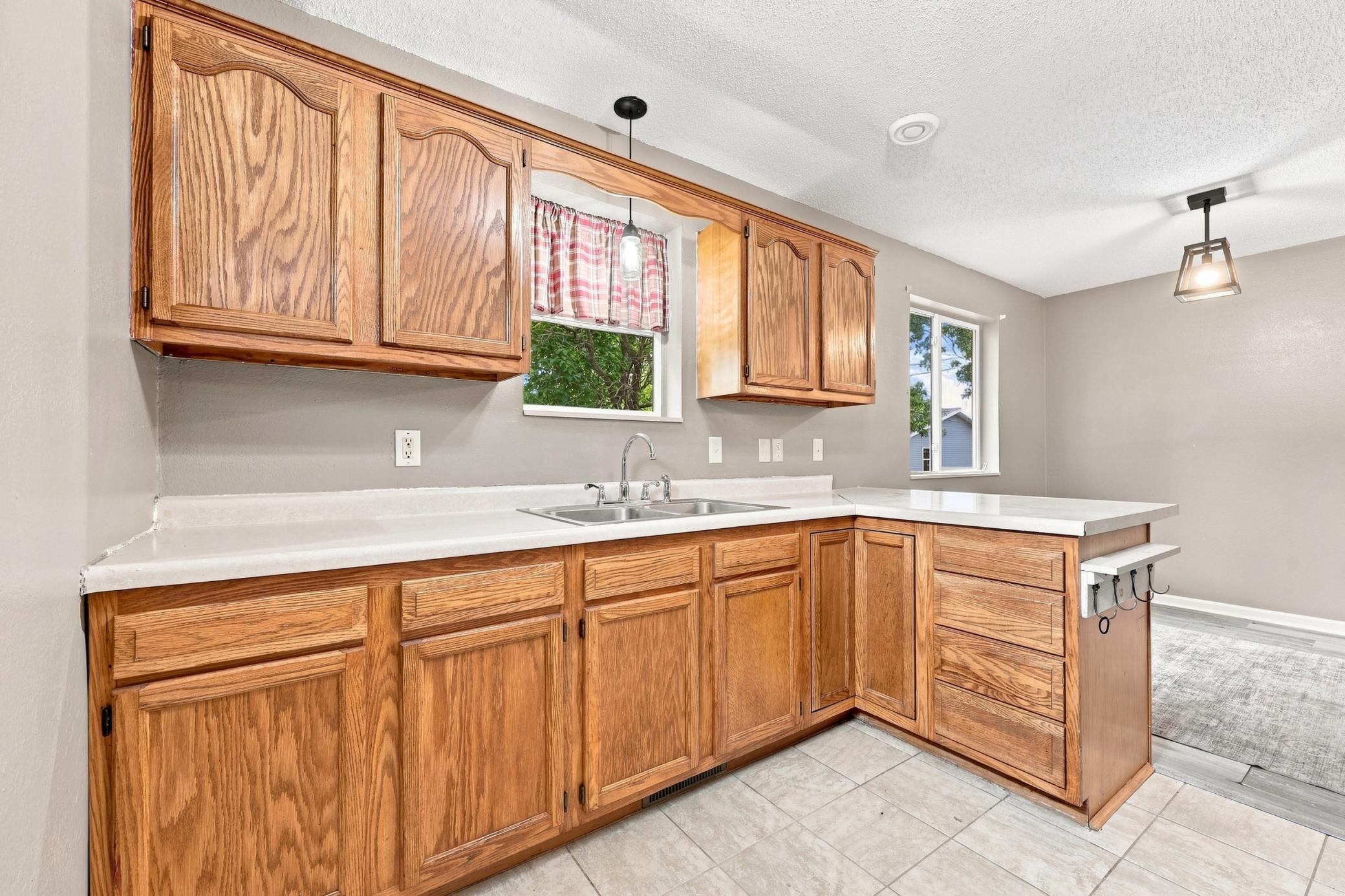 2004 single family home for sale at 416 Central Street W in Detroit Lakes, MN — 4 bed, 2 bath (photo 4 of 27)