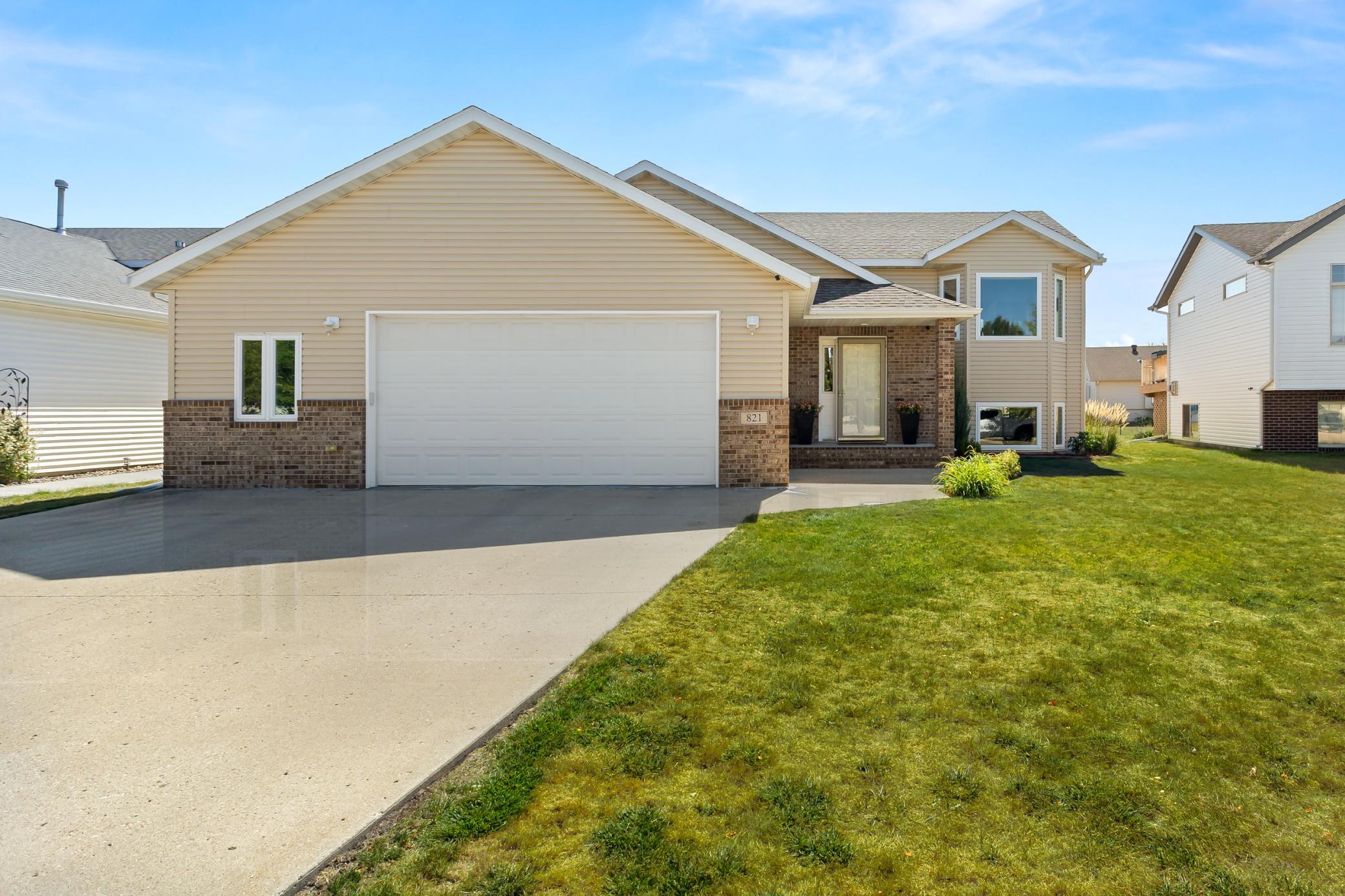 2004 single family home for sale at 821 16th Avenue W in West Fargo, ND — 4 bed, 3 bath