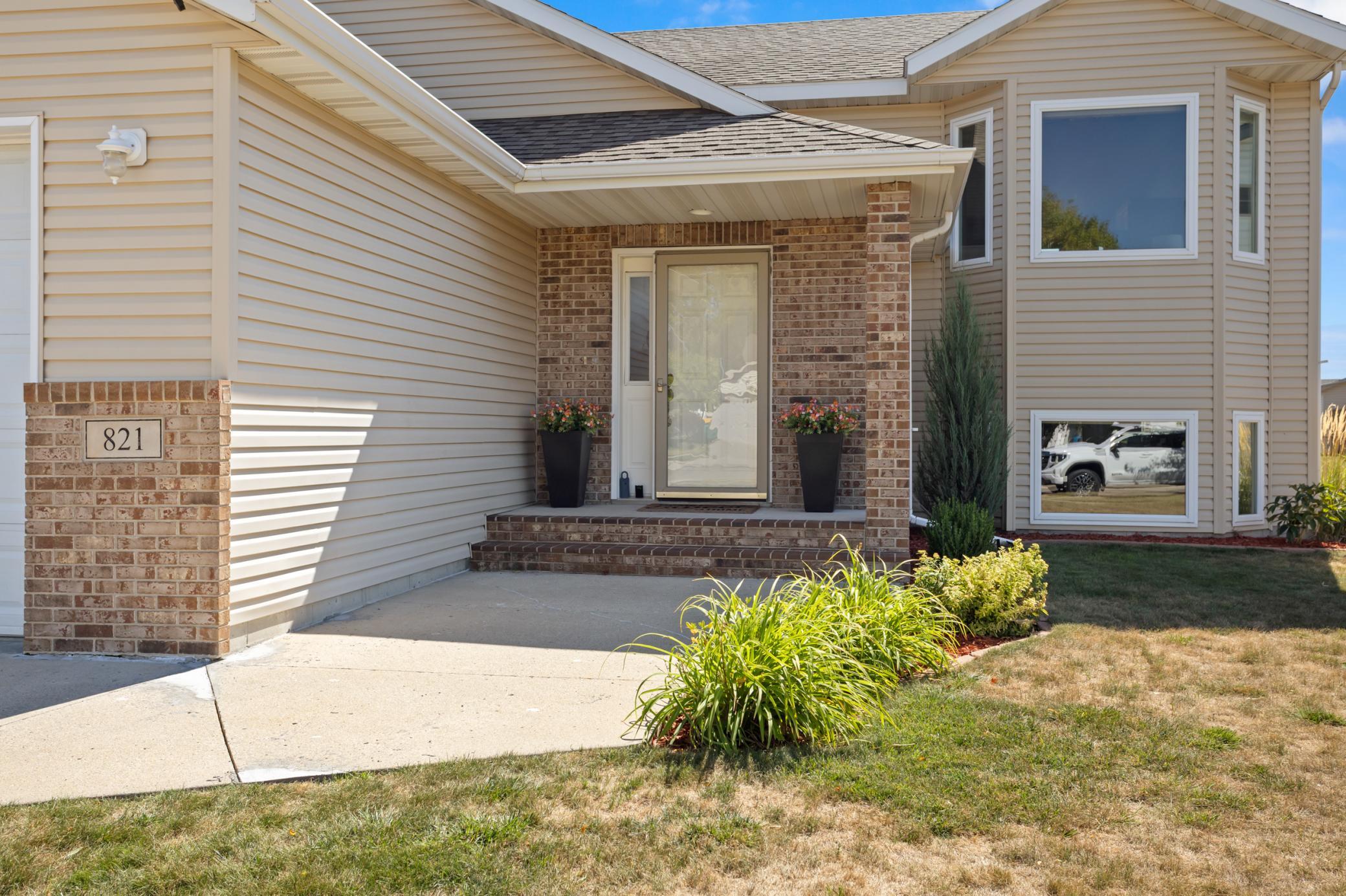 2004 single family home for sale at 821 16th Avenue W in West Fargo, ND — 4 bed, 3 bath (photo 2 of 42)