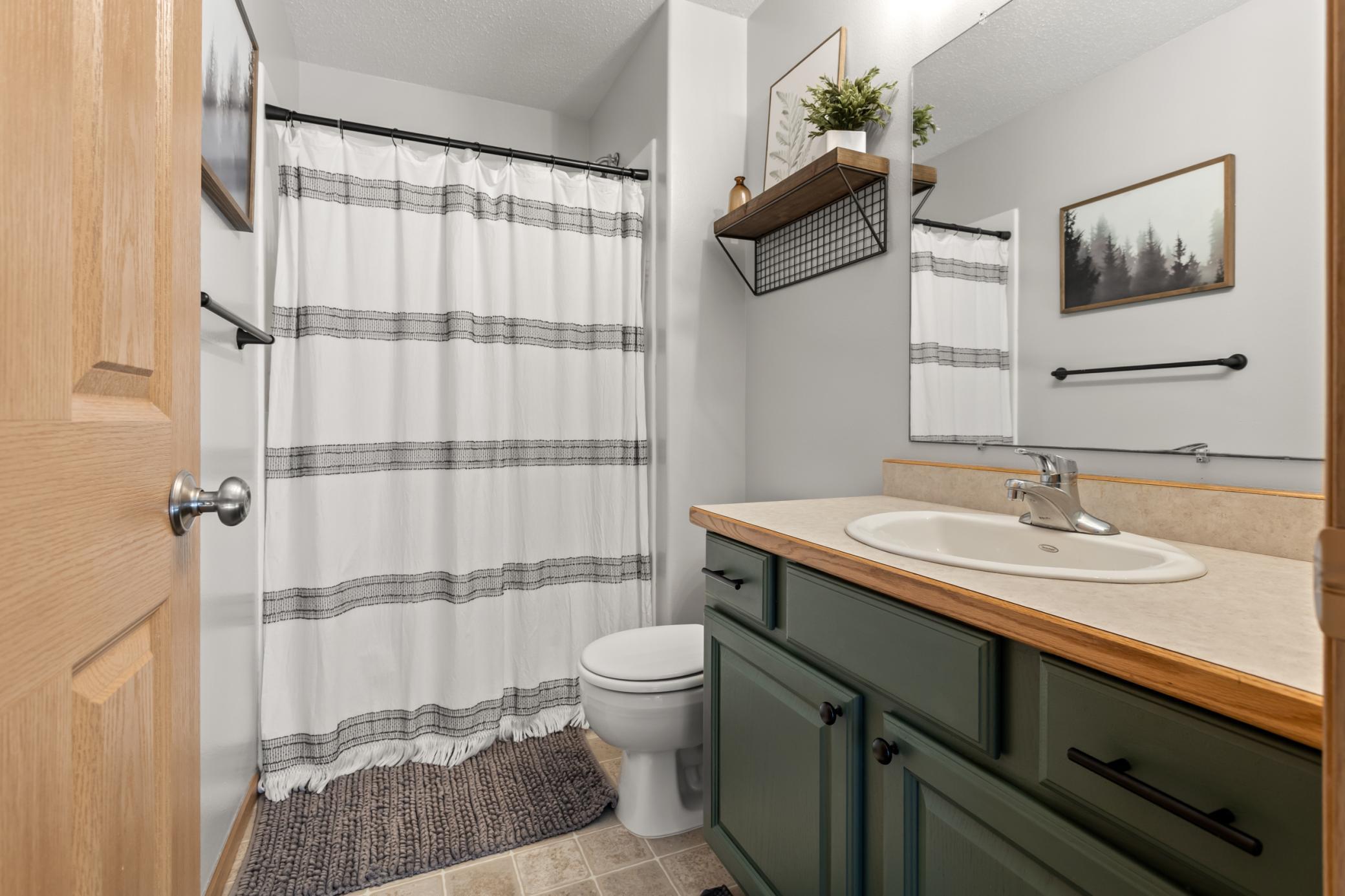 2004 single family home for sale at 821 16th Avenue W in West Fargo, ND — 4 bed, 3 bath (photo 16 of 42)
