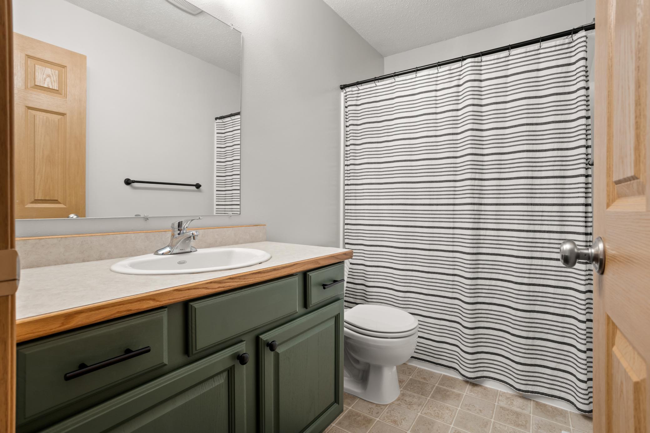 2004 single family home for sale at 821 16th Avenue W in West Fargo, ND — 4 bed, 3 bath (photo 21 of 42)