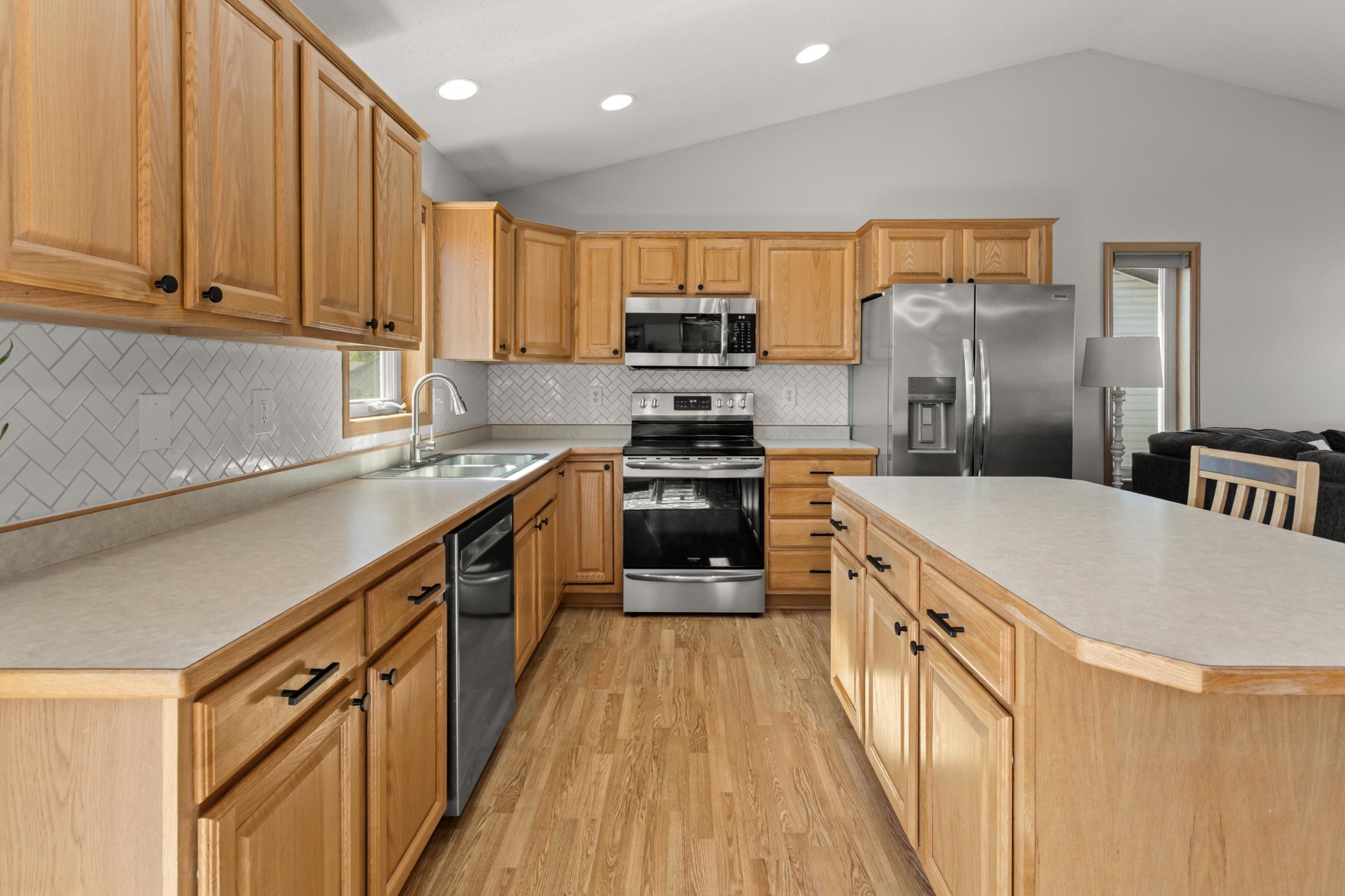 2004 single family home for sale at 821 16th Avenue W in West Fargo, ND — 4 bed, 3 bath (photo 4 of 42)
