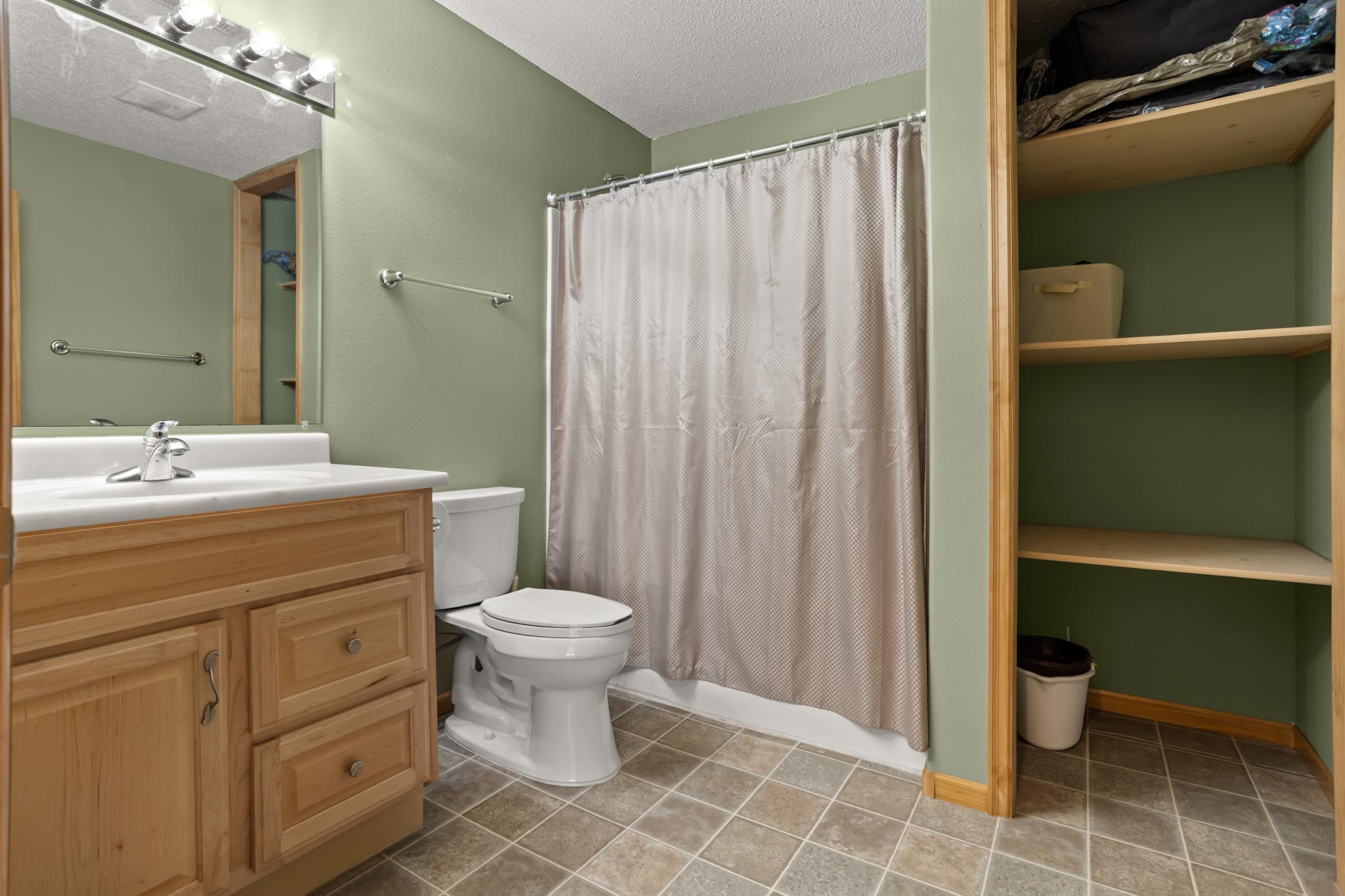 2004 single family home for sale at 821 16th Avenue W in West Fargo, ND — 4 bed, 3 bath (photo 34 of 42)