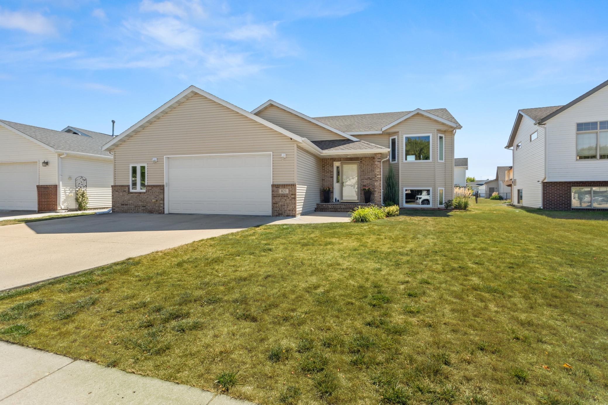 2004 single family home for sale at 821 16th Avenue W in West Fargo, ND — 4 bed, 3 bath (photo 37 of 42)