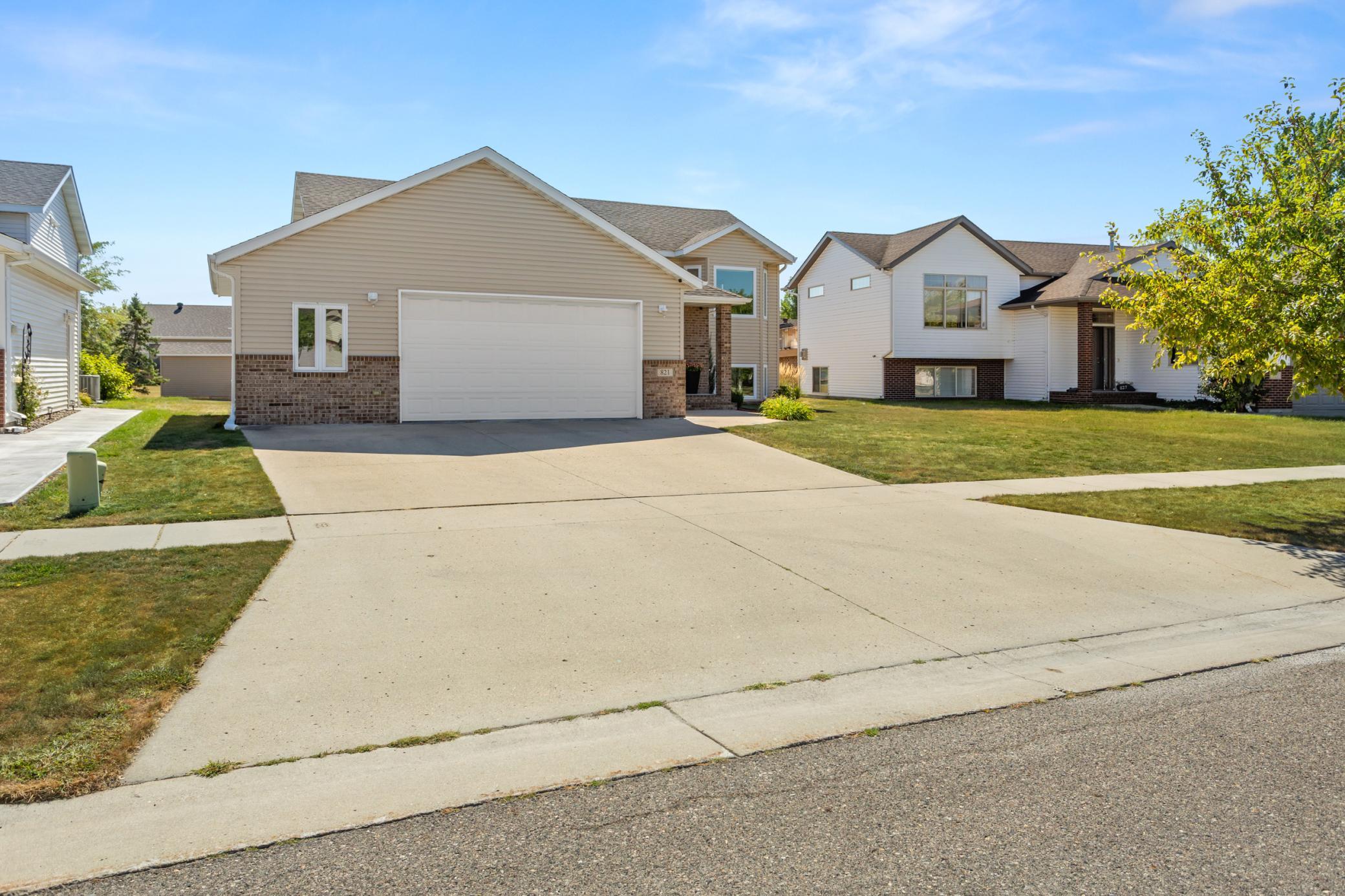 2004 single family home for sale at 821 16th Avenue W in West Fargo, ND — 4 bed, 3 bath (photo 38 of 42)