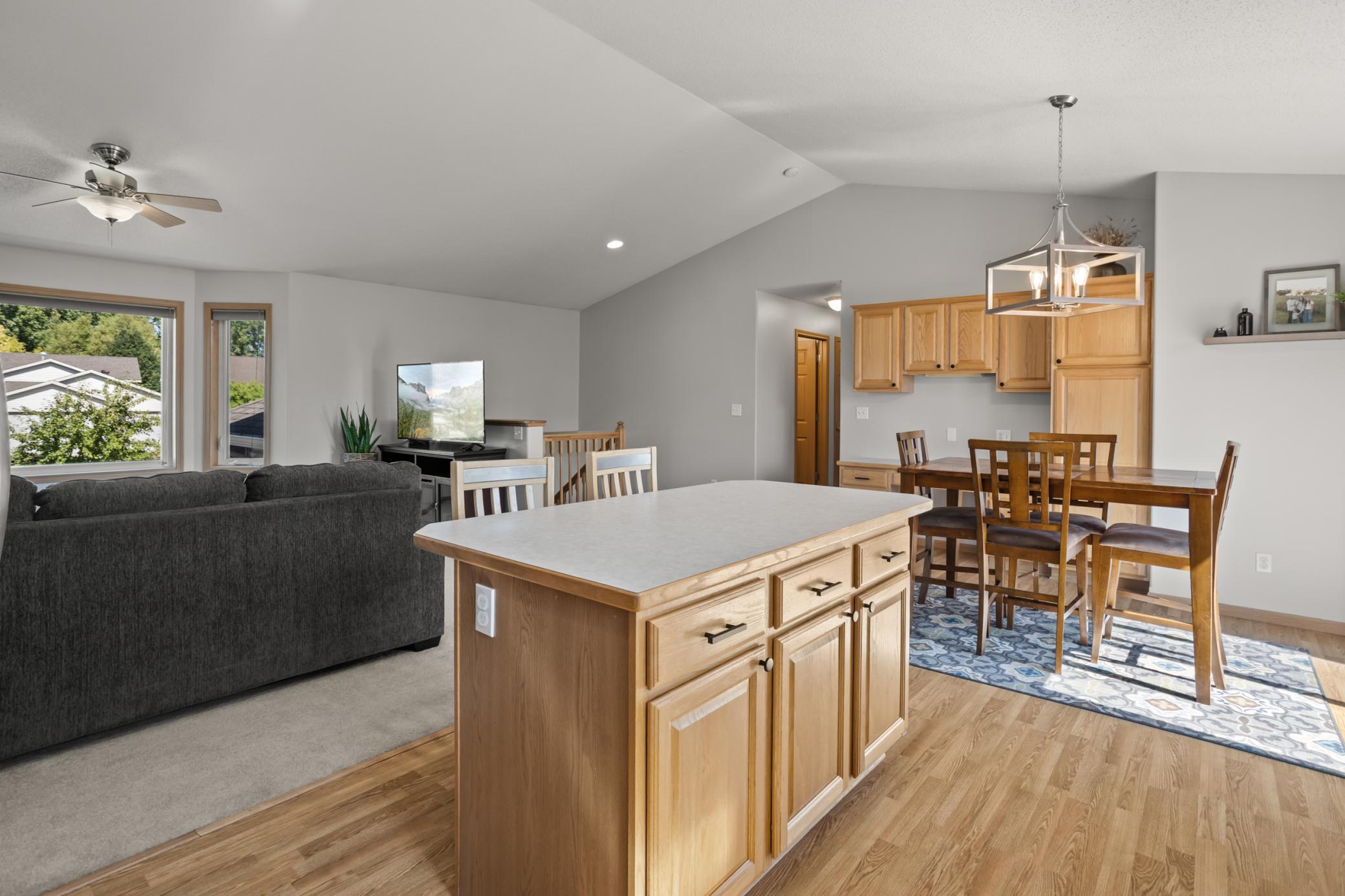 2004 single family home for sale at 821 16th Avenue W in West Fargo, ND — 4 bed, 3 bath (photo 5 of 42)