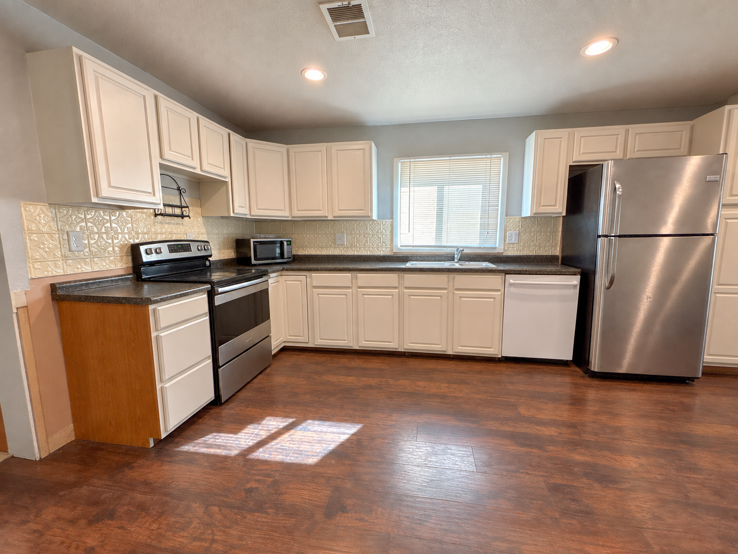 1915 single family home for sale at 421 Langer Avenue S in Casselton, ND — 5 bed, 4 bath (photo 5 of 42)