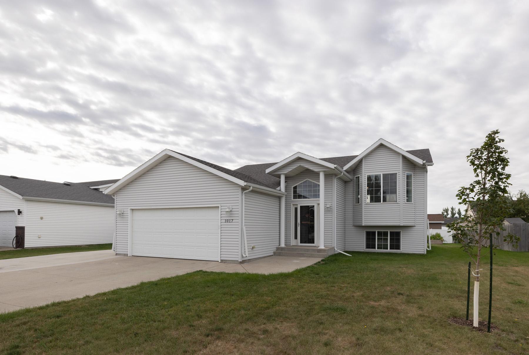2006 single family home for sale at 1017 Westport Parkway in West Fargo, ND — 4 bed, 2 bath