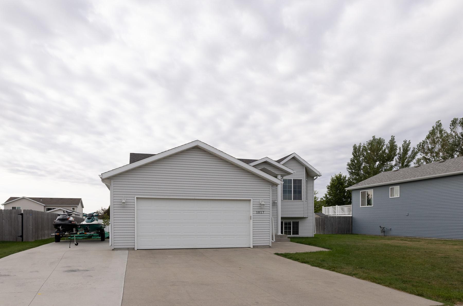2006 single family home for sale at 1017 Westport Parkway in West Fargo, ND — 4 bed, 2 bath (photo 2 of 40)