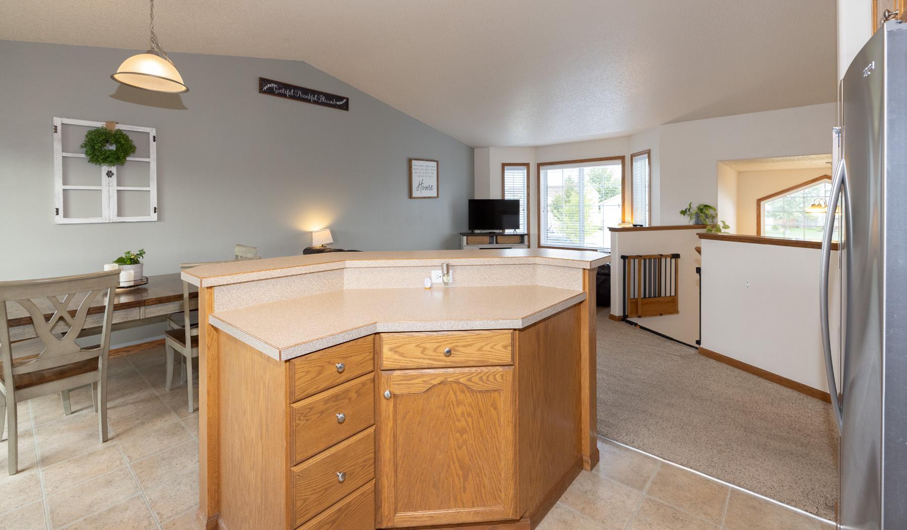 2006 single family home for sale at 1017 Westport Parkway in West Fargo, ND — 4 bed, 2 bath (photo 16 of 40)