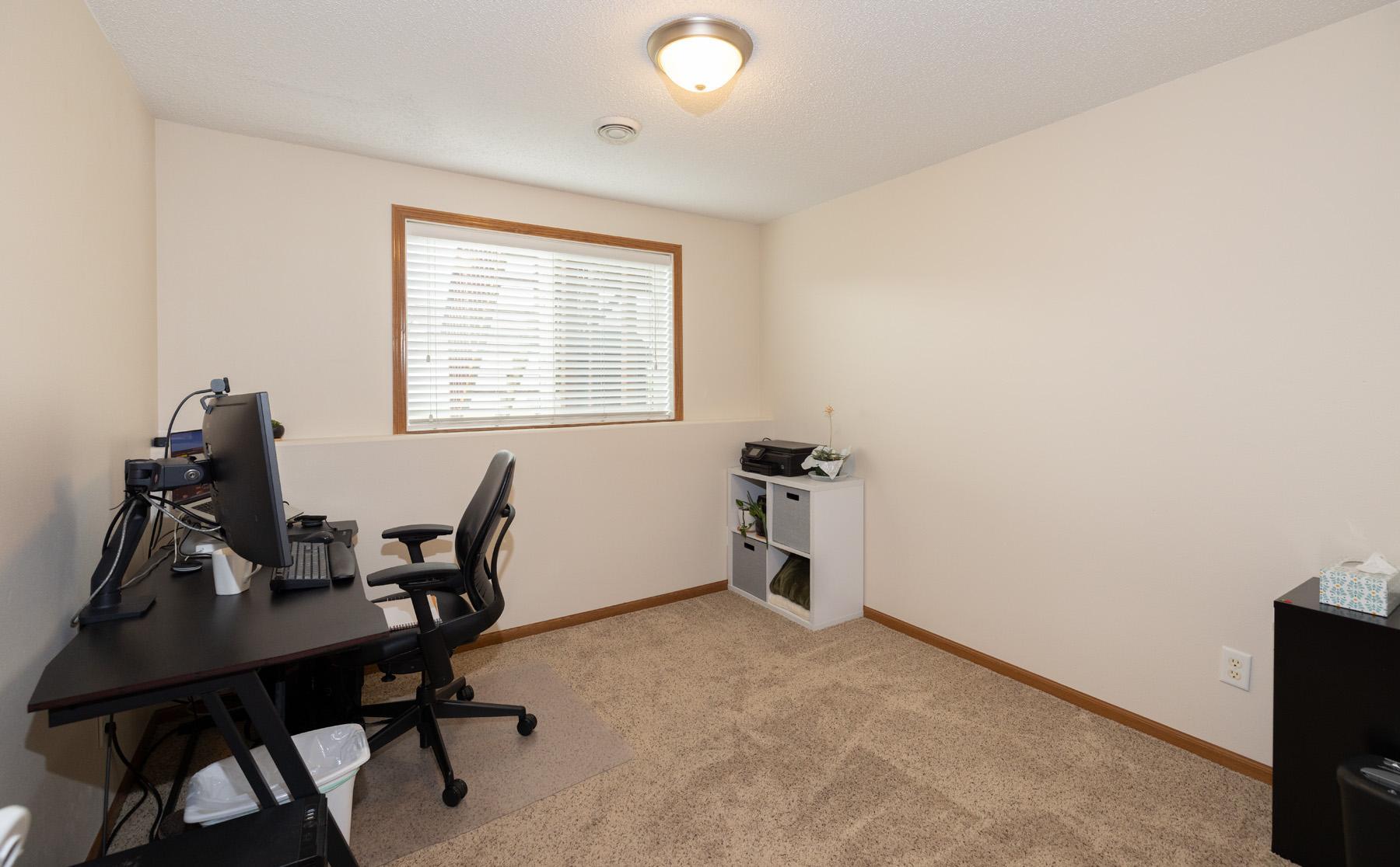 2006 single family home for sale at 1017 Westport Parkway in West Fargo, ND — 4 bed, 2 bath (photo 18 of 40)