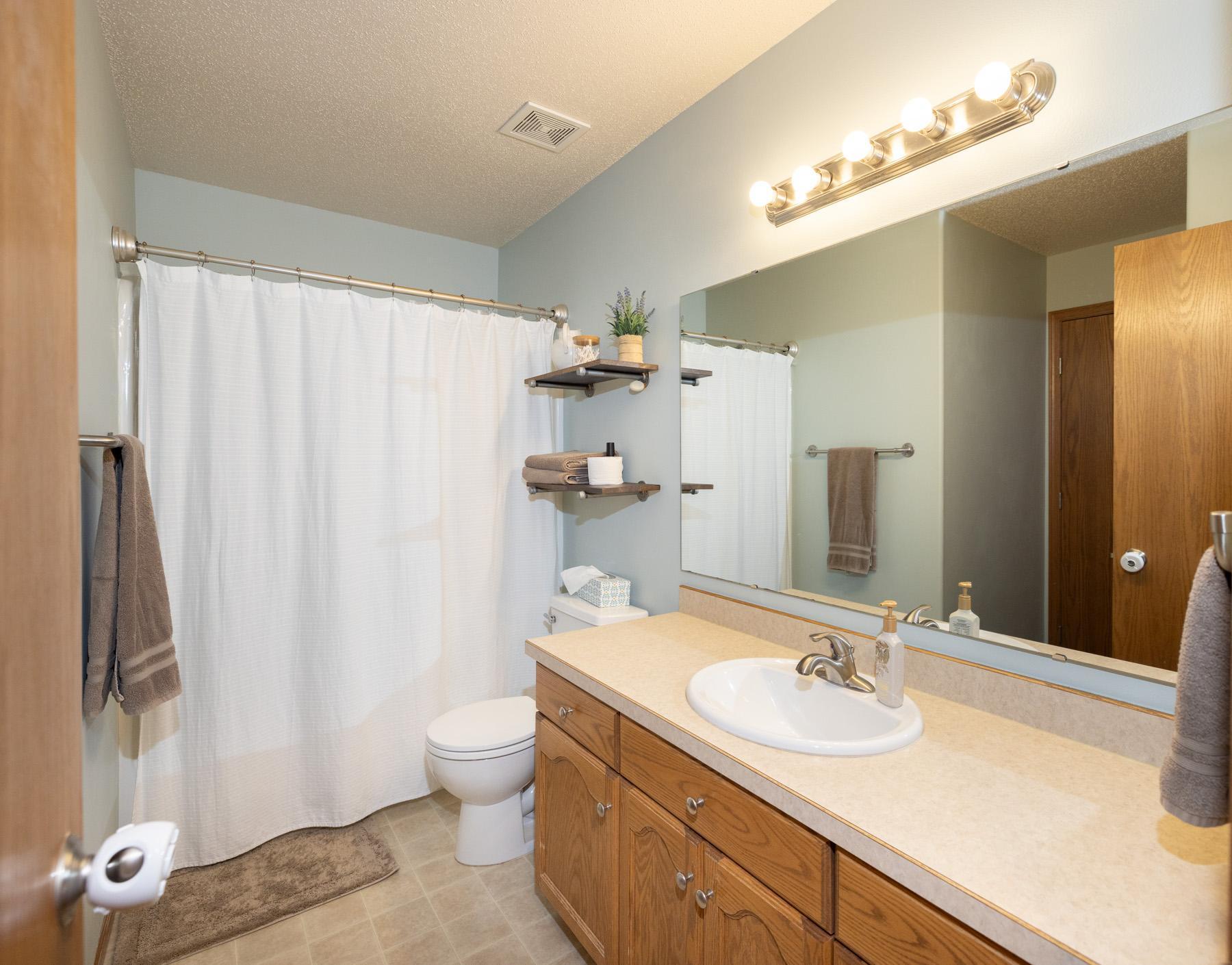 2006 single family home for sale at 1017 Westport Parkway in West Fargo, ND — 4 bed, 2 bath (photo 20 of 40)