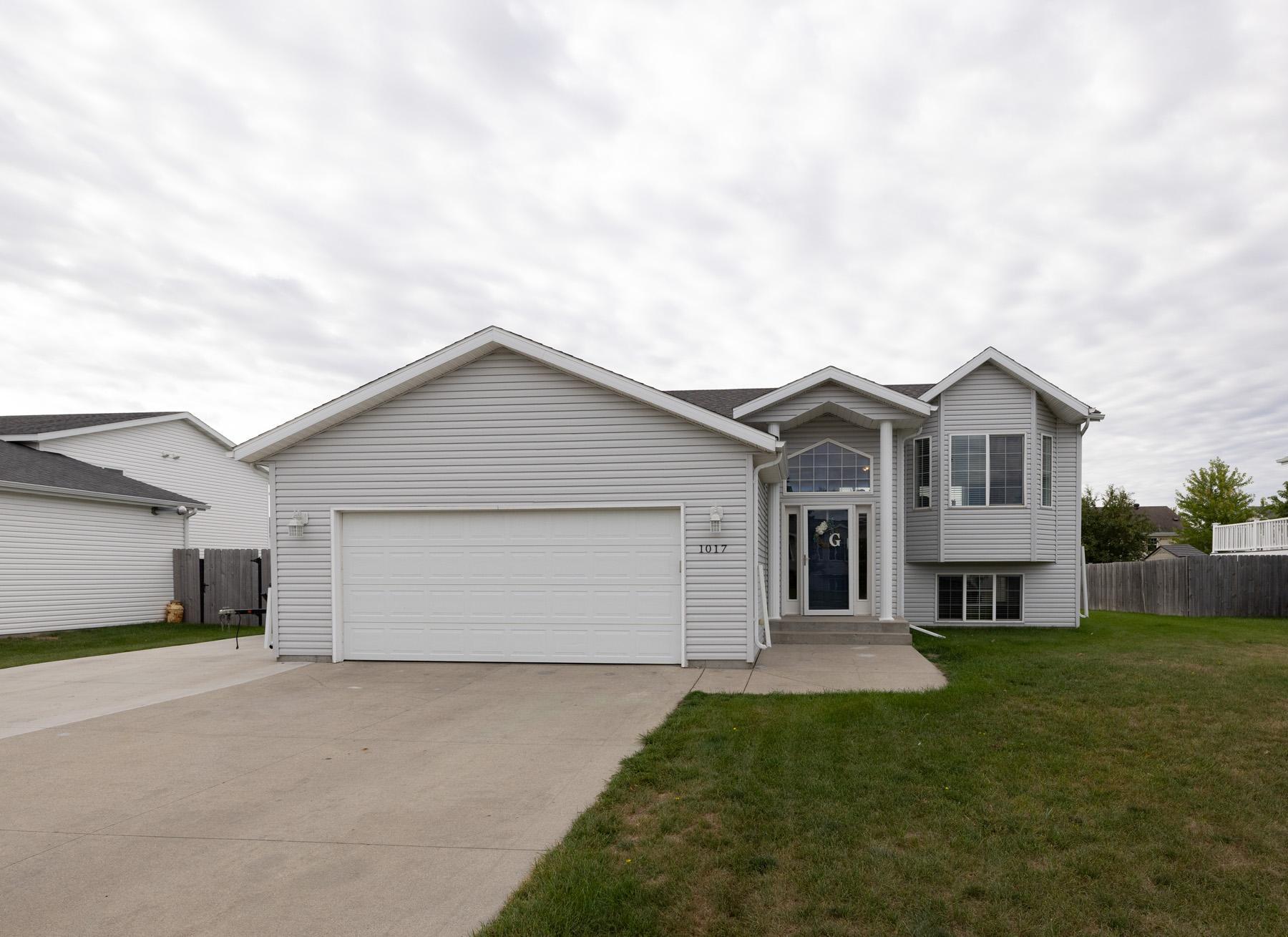 2006 single family home for sale at 1017 Westport Parkway in West Fargo, ND — 4 bed, 2 bath (photo 3 of 40)