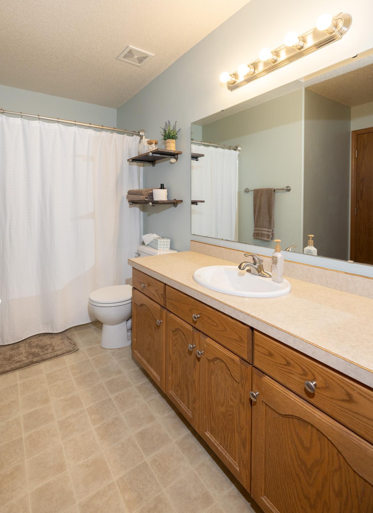 2006 single family home for sale at 1017 Westport Parkway in West Fargo, ND — 4 bed, 2 bath (photo 21 of 40)