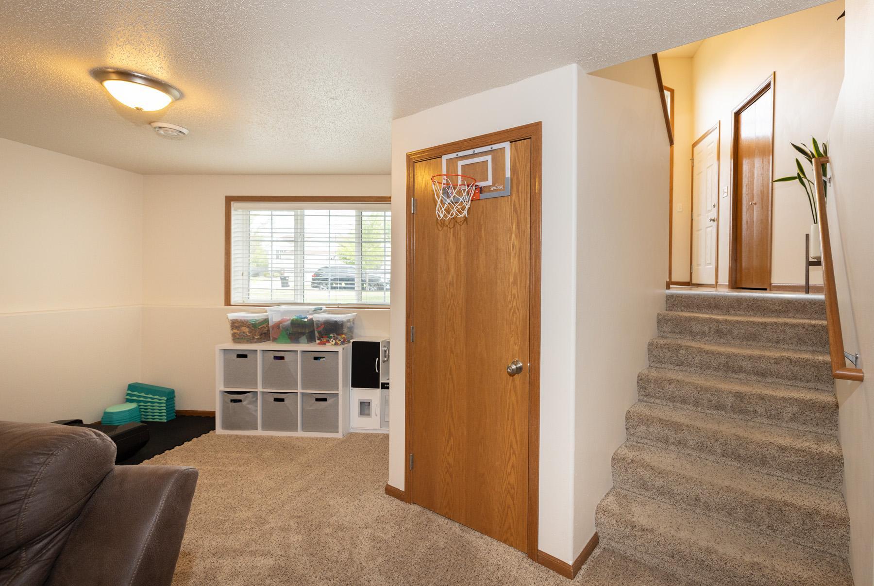 2006 single family home for sale at 1017 Westport Parkway in West Fargo, ND — 4 bed, 2 bath (photo 26 of 40)