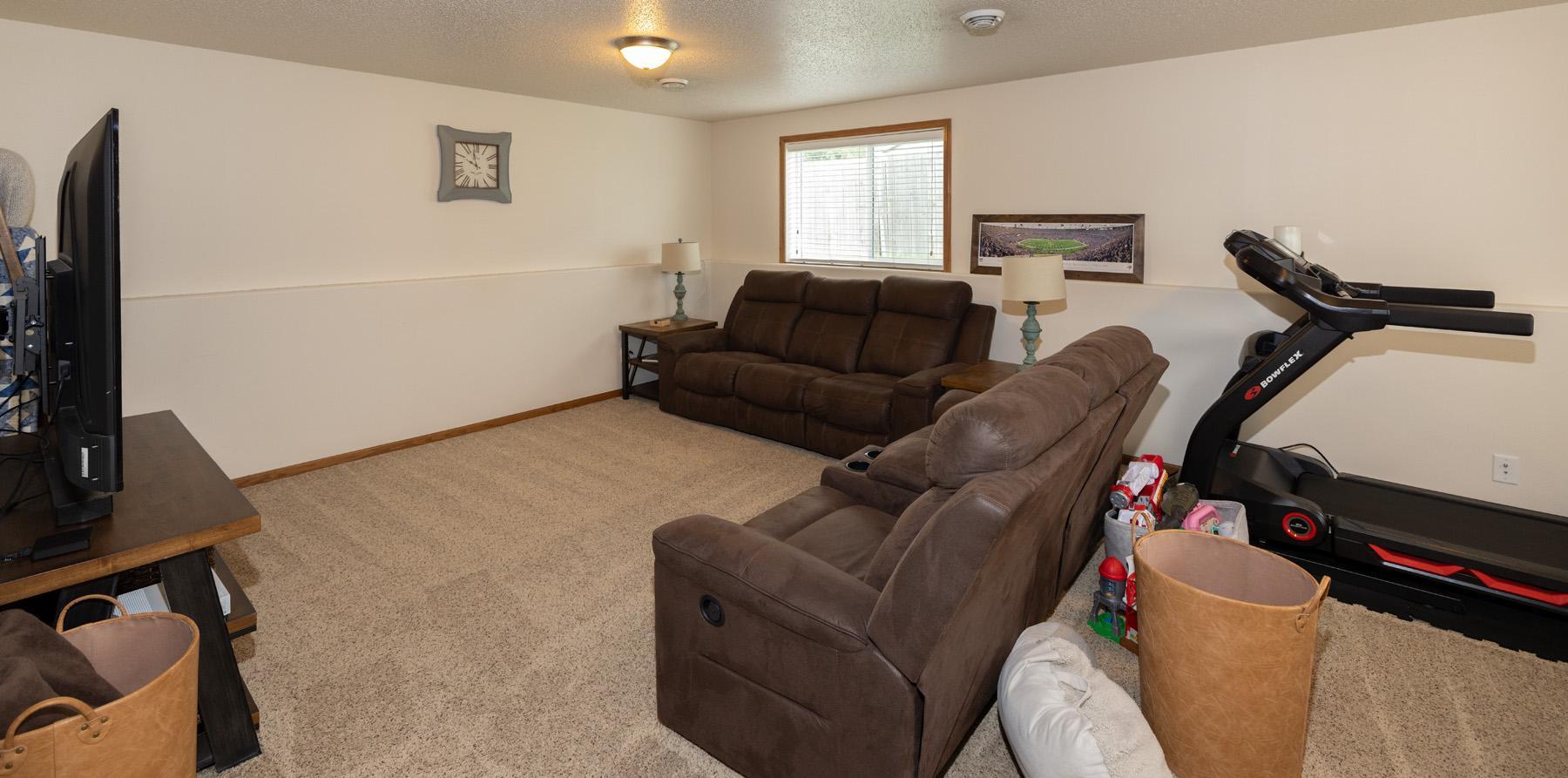 2006 single family home for sale at 1017 Westport Parkway in West Fargo, ND — 4 bed, 2 bath (photo 27 of 40)