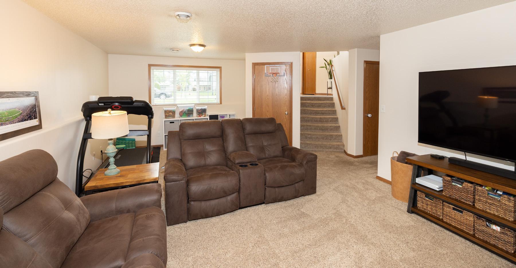 2006 single family home for sale at 1017 Westport Parkway in West Fargo, ND — 4 bed, 2 bath (photo 29 of 40)
