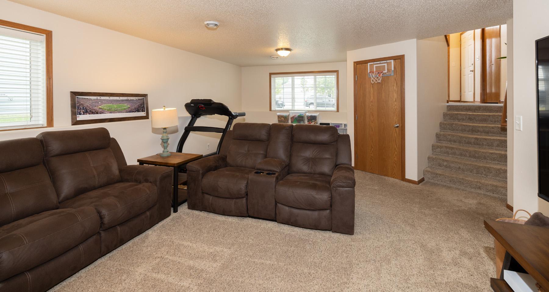 2006 single family home for sale at 1017 Westport Parkway in West Fargo, ND — 4 bed, 2 bath (photo 30 of 40)