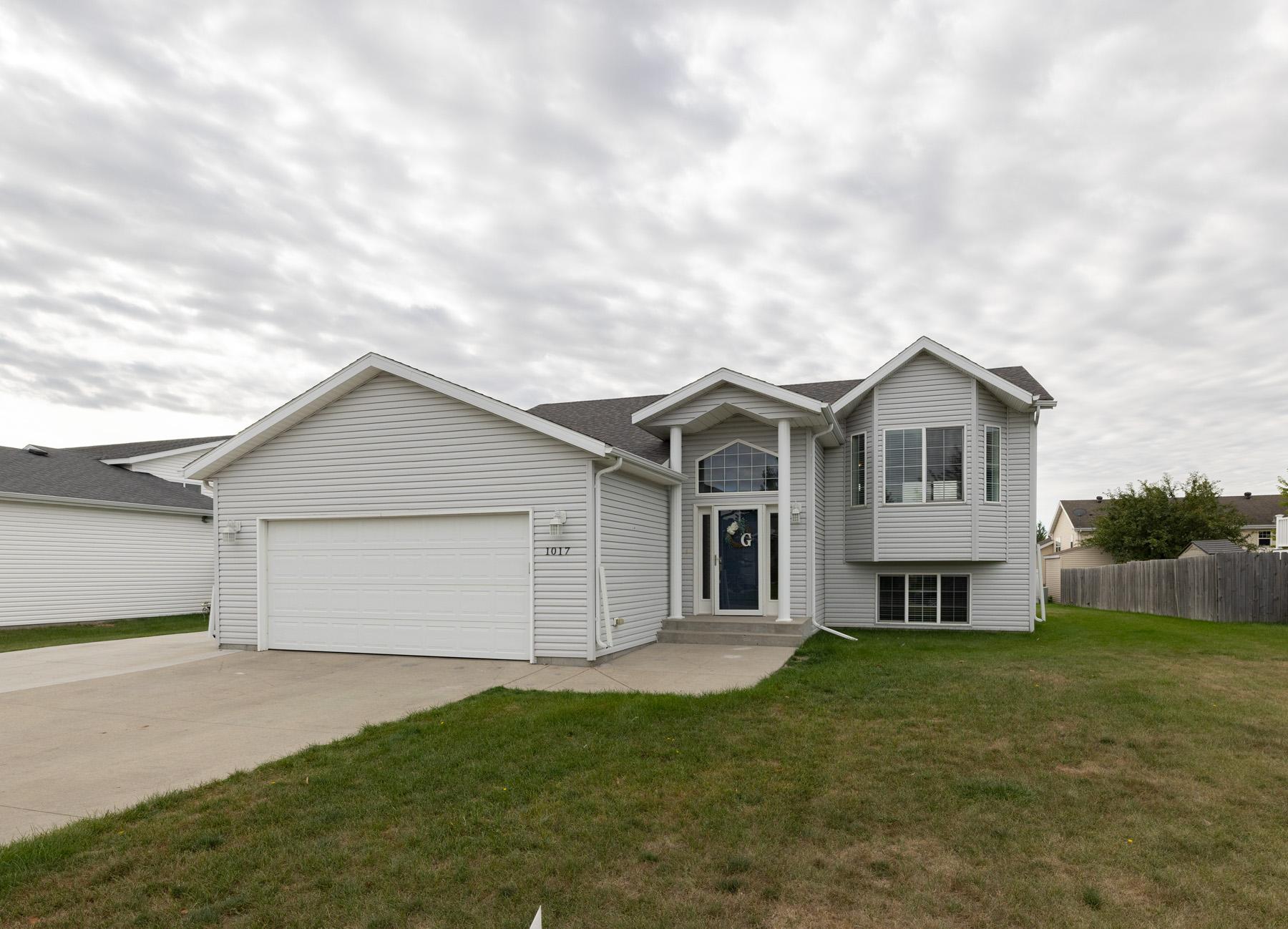 2006 single family home for sale at 1017 Westport Parkway in West Fargo, ND — 4 bed, 2 bath (photo 4 of 40)