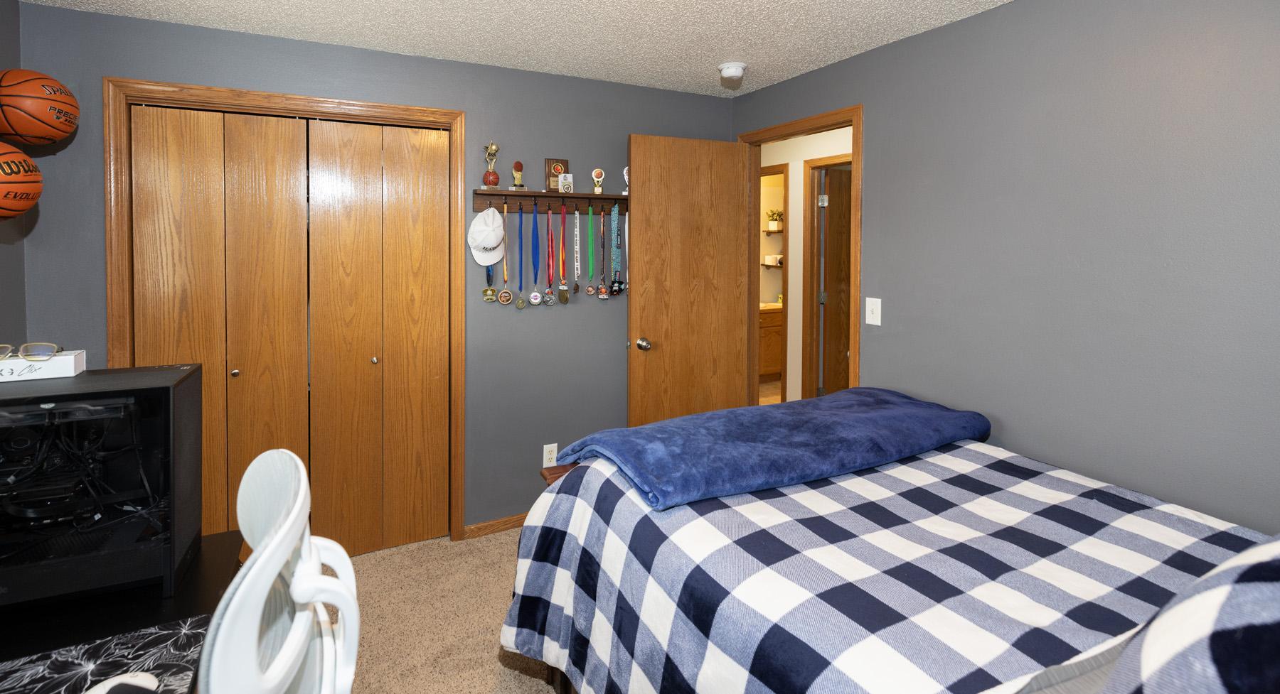 2006 single family home for sale at 1017 Westport Parkway in West Fargo, ND — 4 bed, 2 bath (photo 32 of 40)