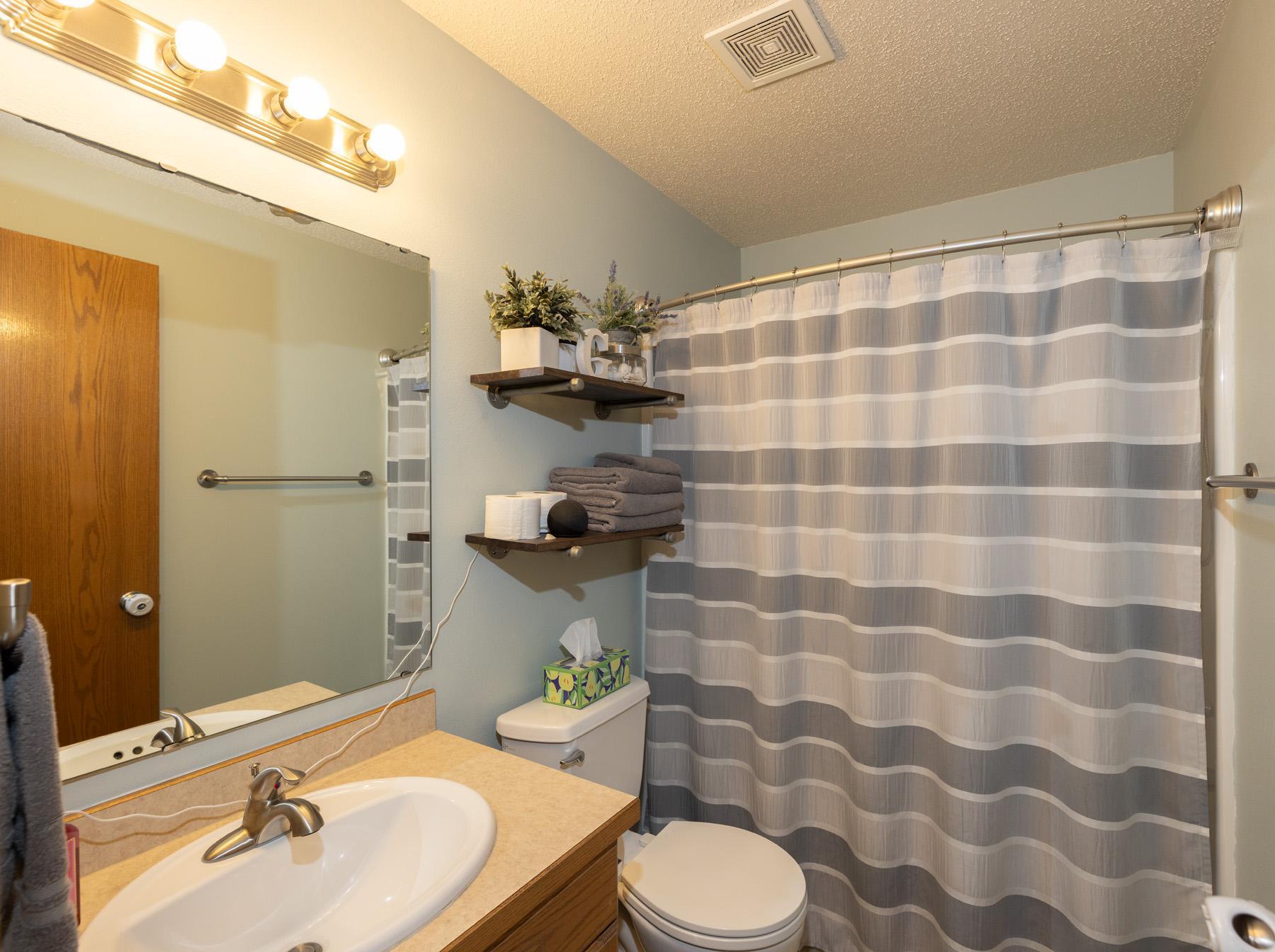 2006 single family home for sale at 1017 Westport Parkway in West Fargo, ND — 4 bed, 2 bath (photo 33 of 40)