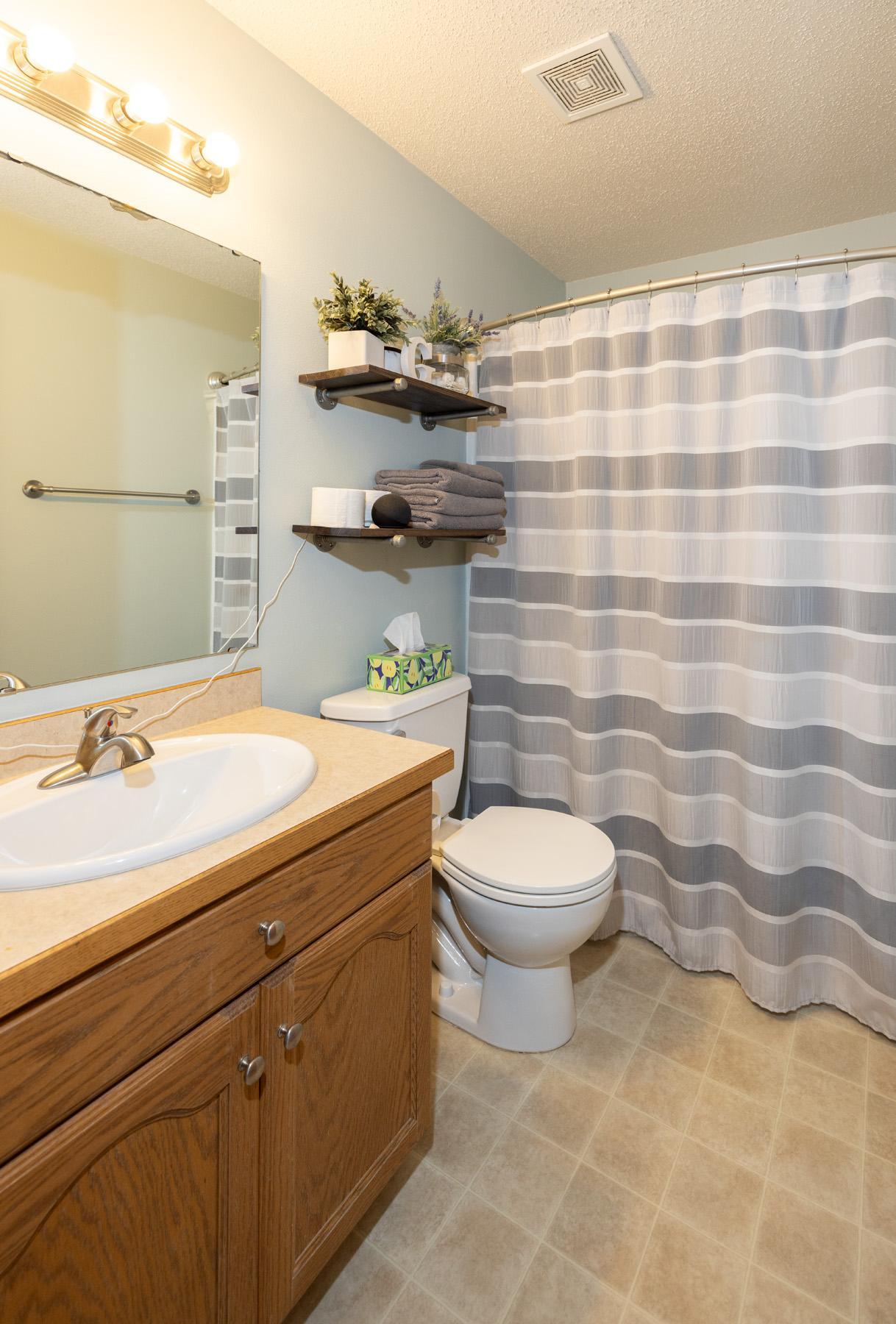 2006 single family home for sale at 1017 Westport Parkway in West Fargo, ND — 4 bed, 2 bath (photo 34 of 40)