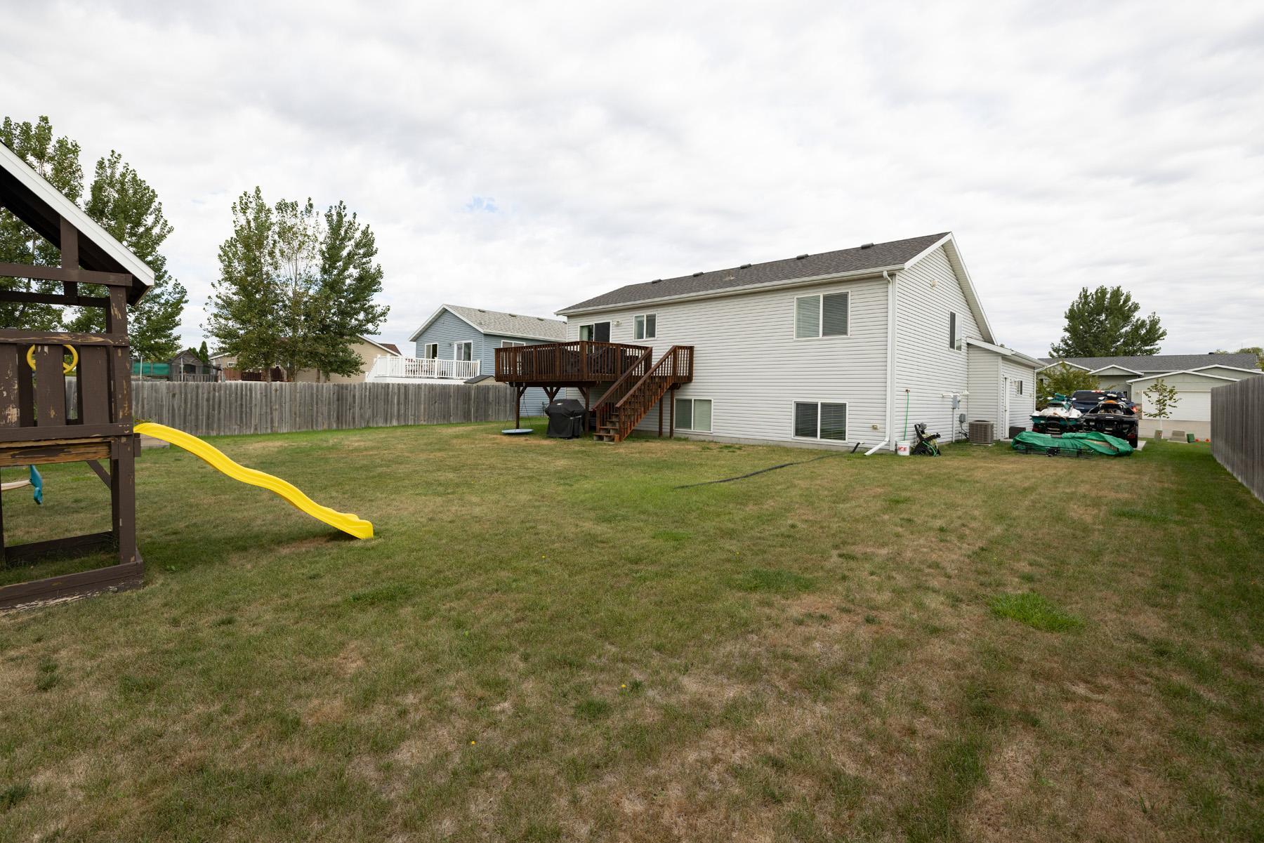 2006 single family home for sale at 1017 Westport Parkway in West Fargo, ND — 4 bed, 2 bath (photo 39 of 40)