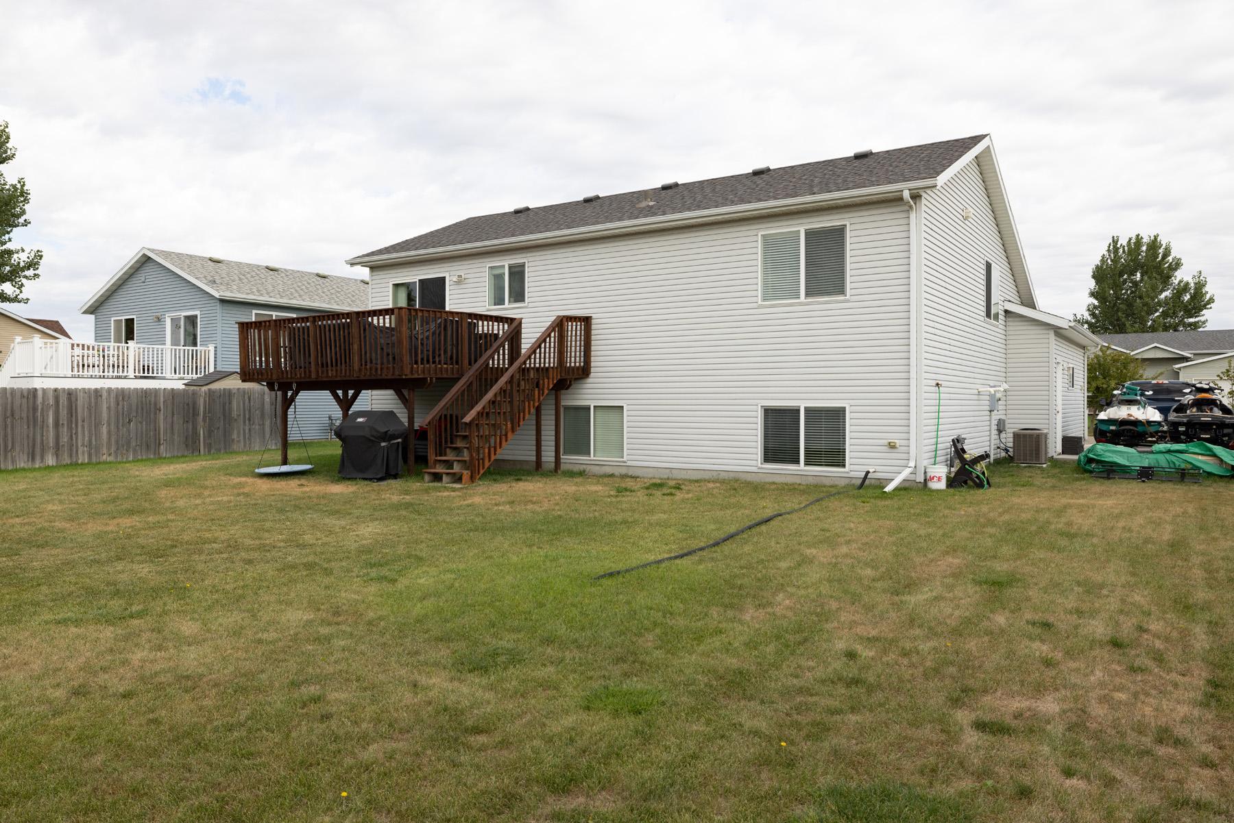 2006 single family home for sale at 1017 Westport Parkway in West Fargo, ND — 4 bed, 2 bath (photo 40 of 40)