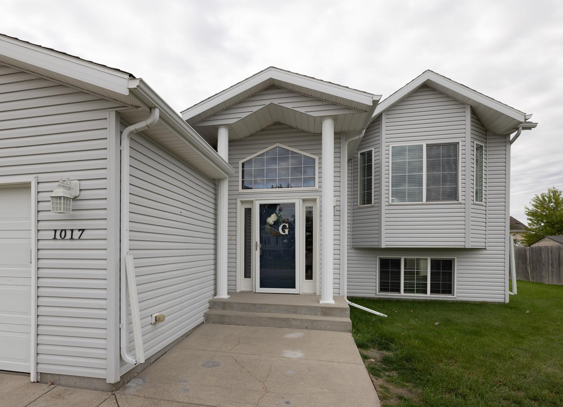 2006 single family home for sale at 1017 Westport Parkway in West Fargo, ND — 4 bed, 2 bath (photo 5 of 40)