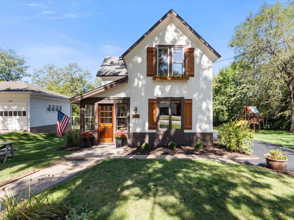 1910 single family home for sale at 905 Bluff Avenue in Brainerd, MN — 3 bed, 2 bath