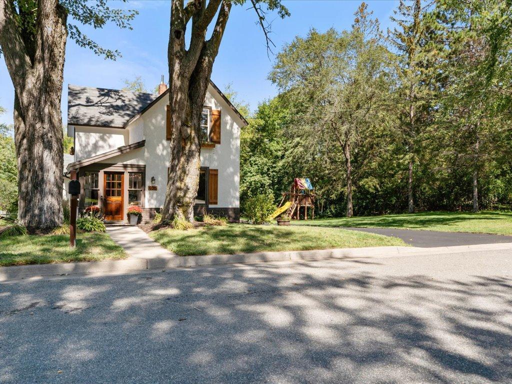 1910 single family home for sale at 905 Bluff Avenue in Brainerd, MN — 3 bed, 2 bath (photo 32 of 60)