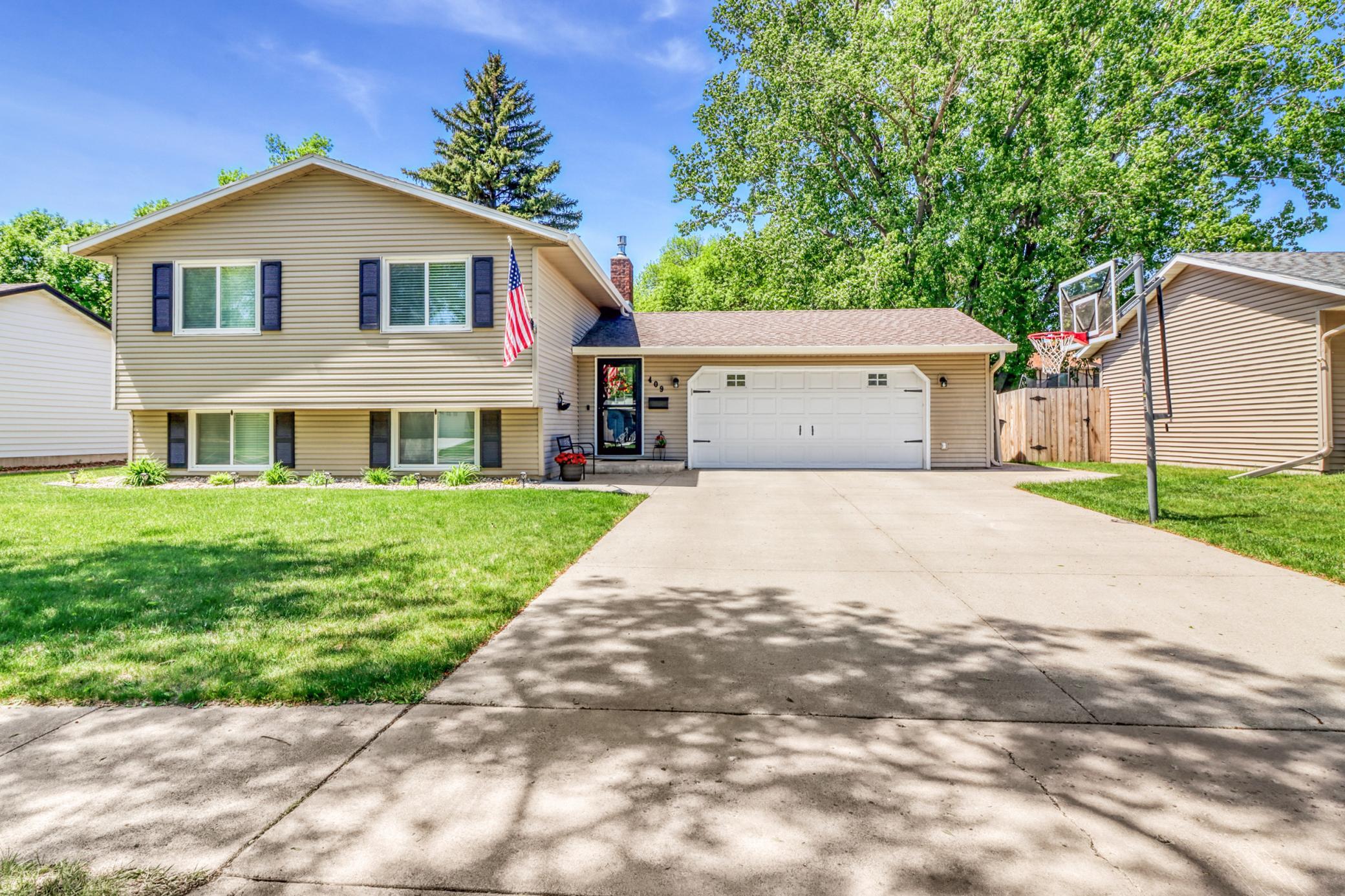 1975 single family home for sale at 409 Oakway in Moorhead, MN — 4 bed, 2 bath (photo 2 of 50)