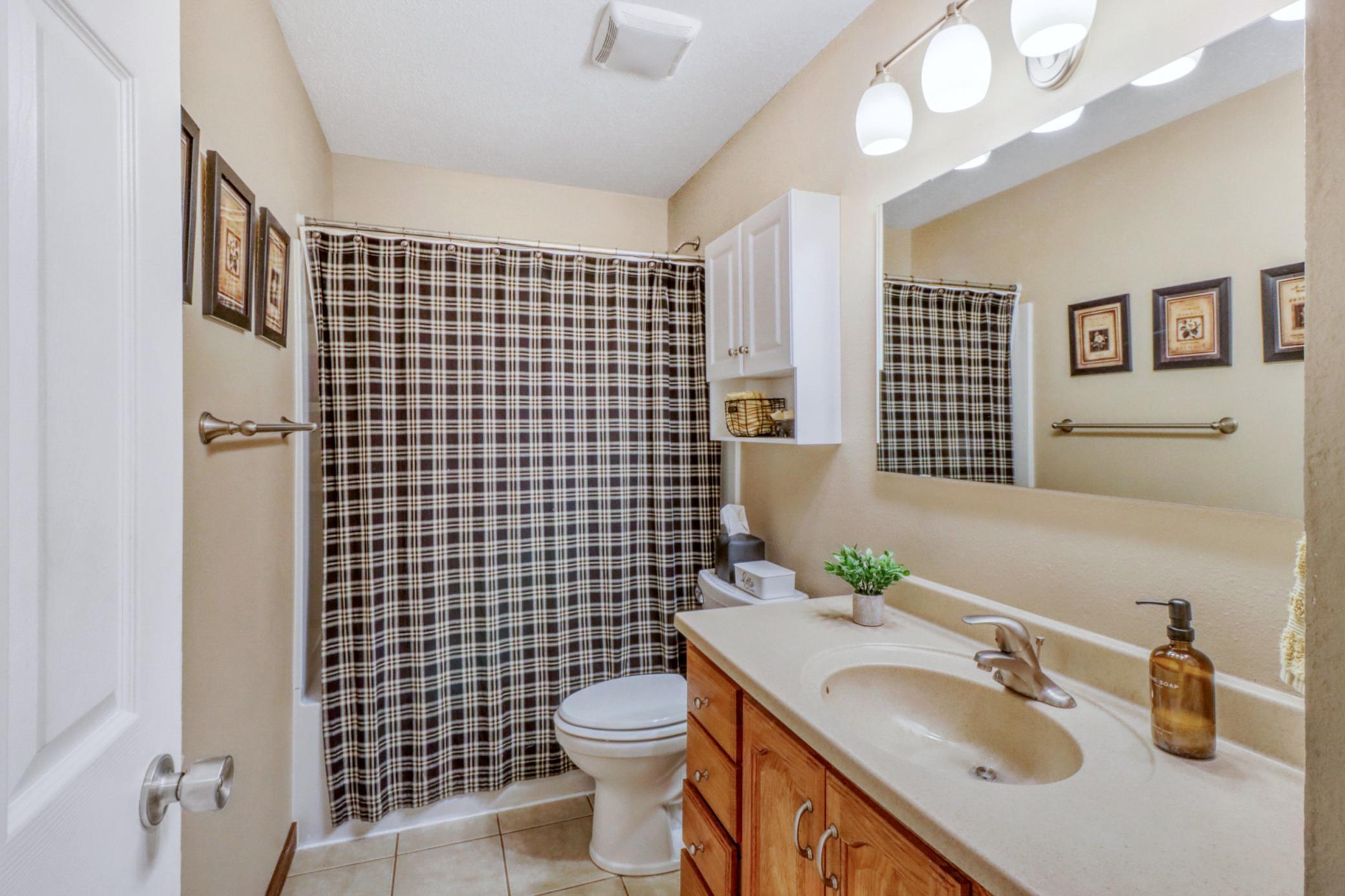 1975 single family home for sale at 409 Oakway in Moorhead, MN — 4 bed, 2 bath (photo 20 of 50)