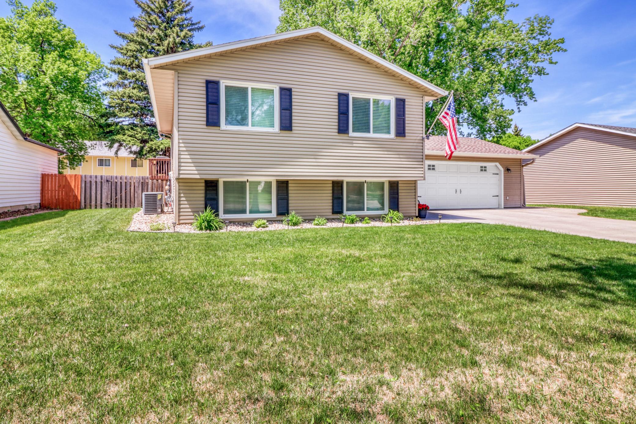 1975 single family home for sale at 409 Oakway in Moorhead, MN — 4 bed, 2 bath (photo 3 of 50)