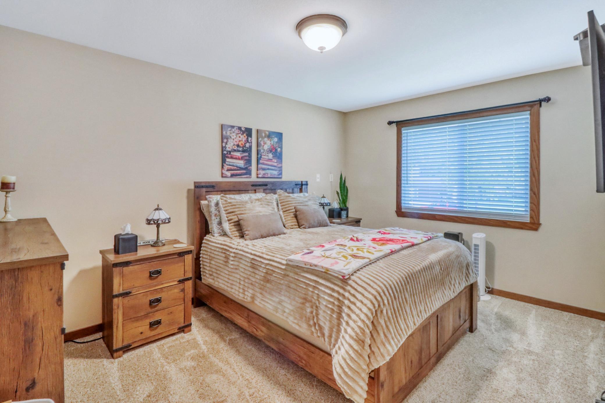 1975 single family home for sale at 409 Oakway in Moorhead, MN — 4 bed, 2 bath (photo 21 of 50)