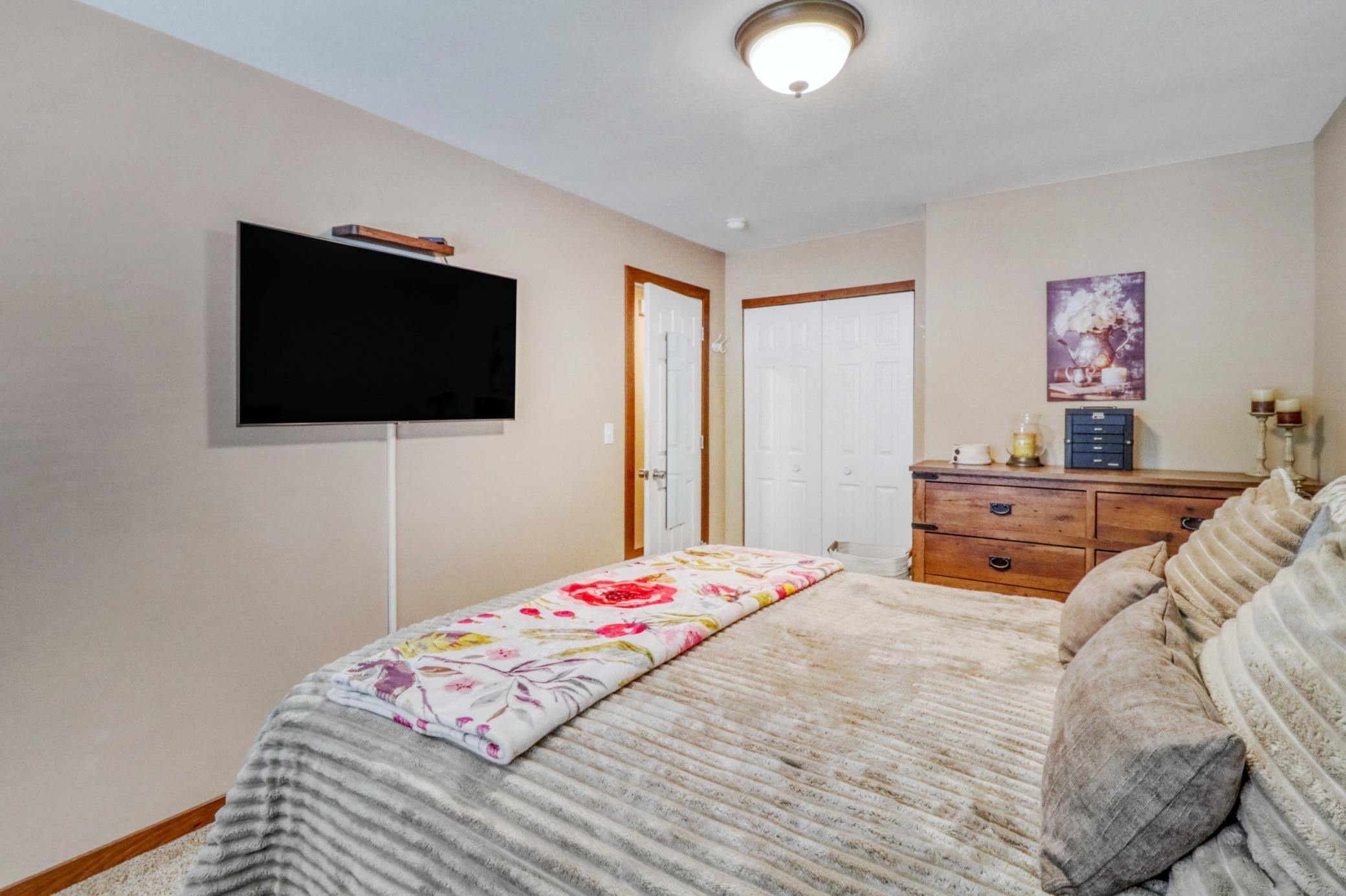 1975 single family home for sale at 409 Oakway in Moorhead, MN — 4 bed, 2 bath (photo 23 of 50)