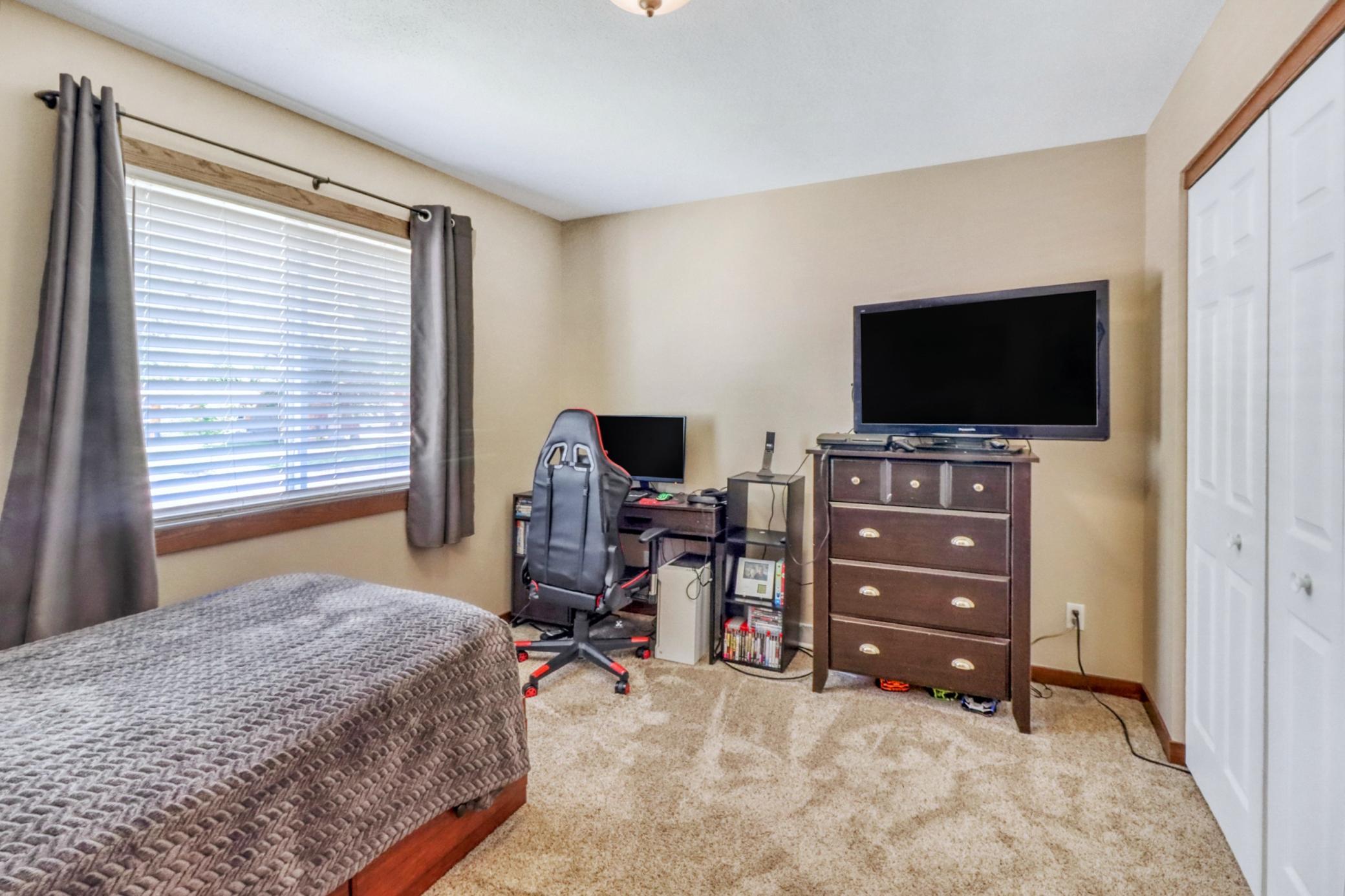 1975 single family home for sale at 409 Oakway in Moorhead, MN — 4 bed, 2 bath (photo 24 of 50)