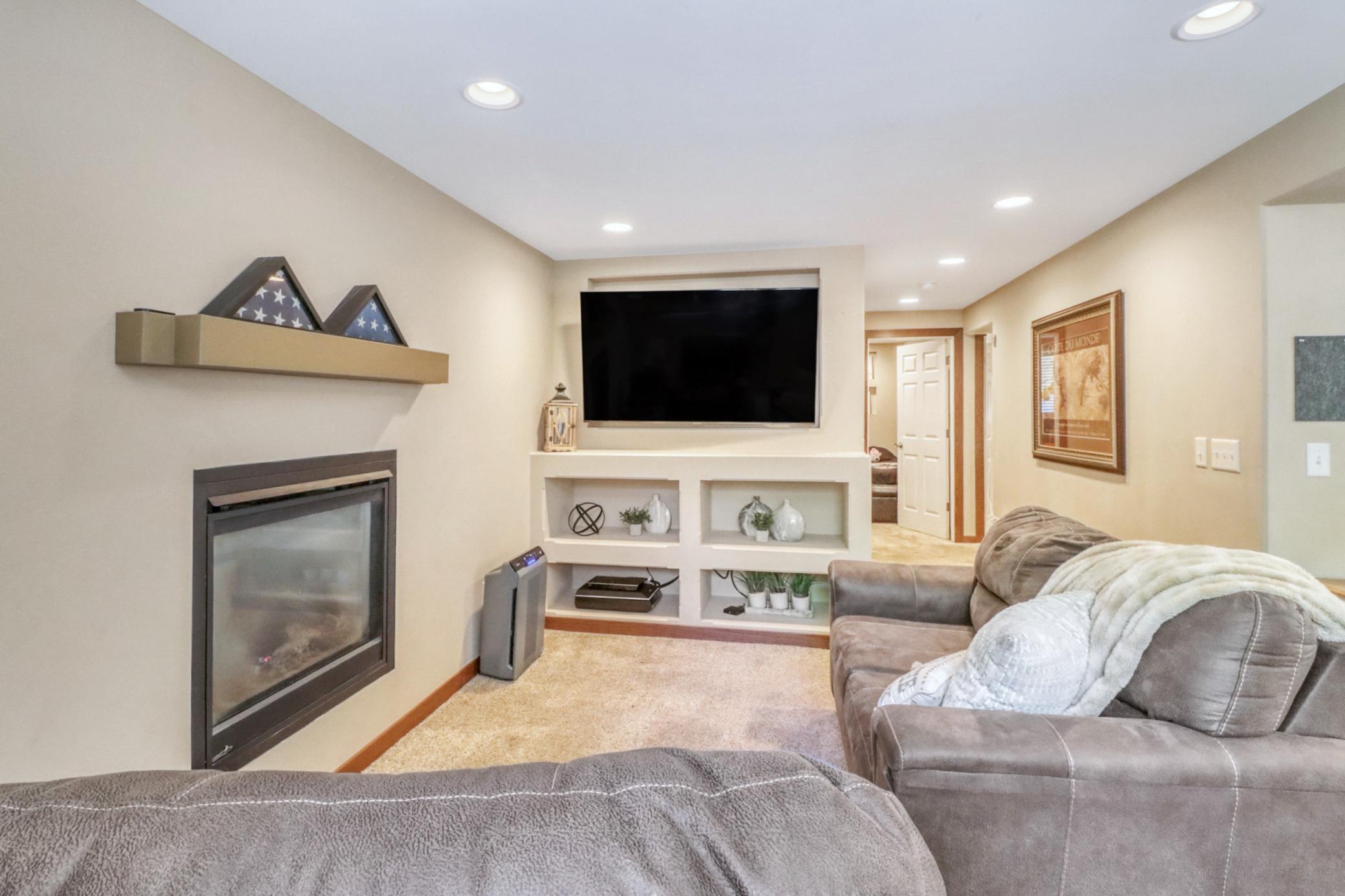 1975 single family home for sale at 409 Oakway in Moorhead, MN — 4 bed, 2 bath (photo 29 of 50)