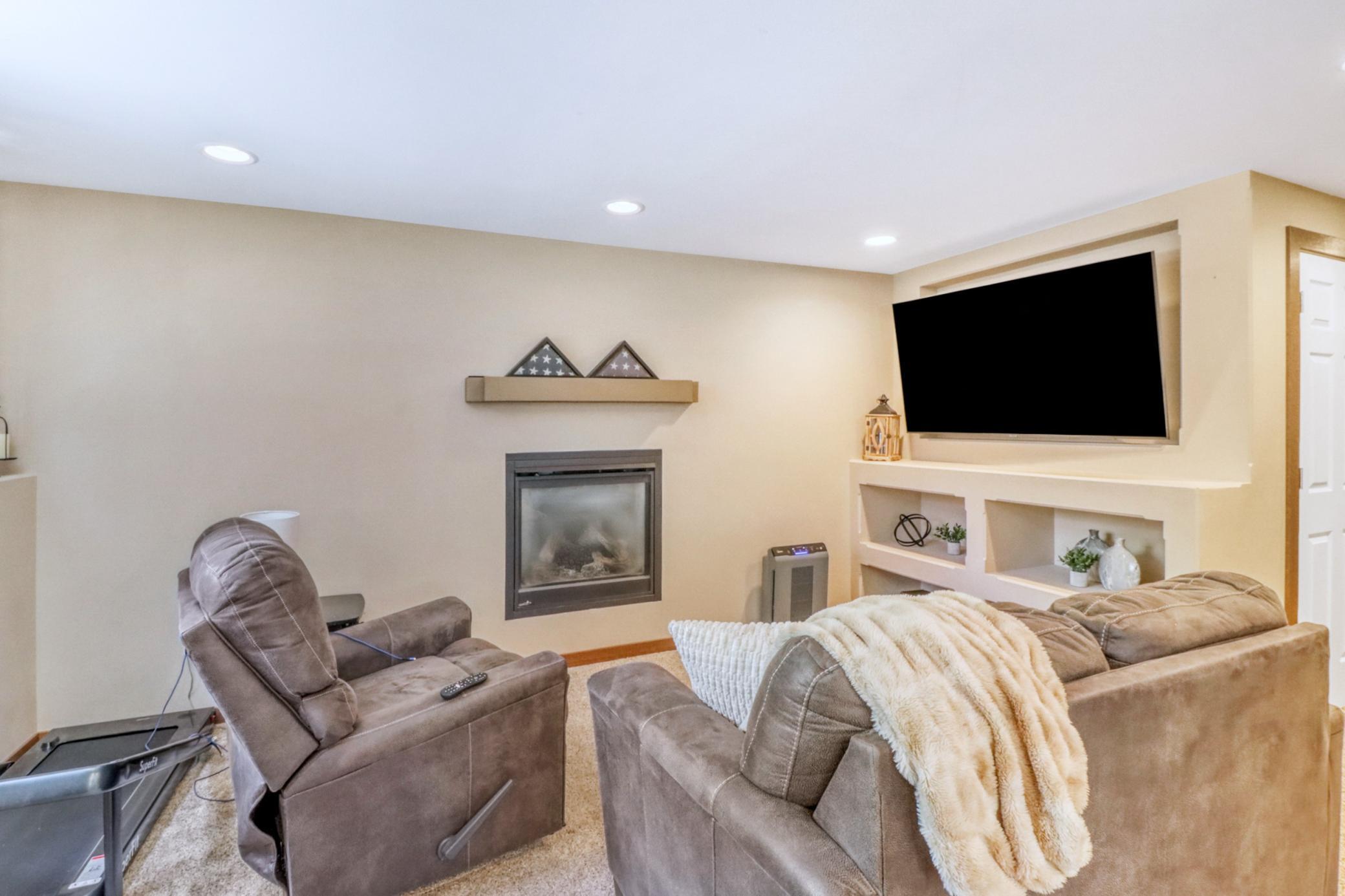 1975 single family home for sale at 409 Oakway in Moorhead, MN — 4 bed, 2 bath (photo 30 of 50)