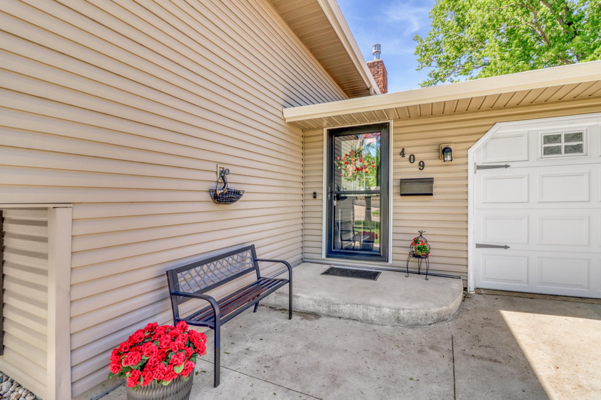 1975 single family home for sale at 409 Oakway in Moorhead, MN — 4 bed, 2 bath (photo 4 of 50)